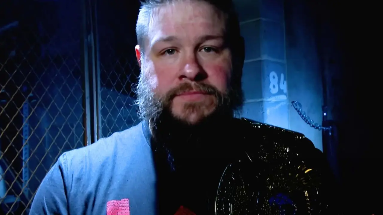 WWE SmackDown (20.12.24): Owens trägt Codys Gürtel, McIntyre konfrontiert Solo, Titel-Entscheidung