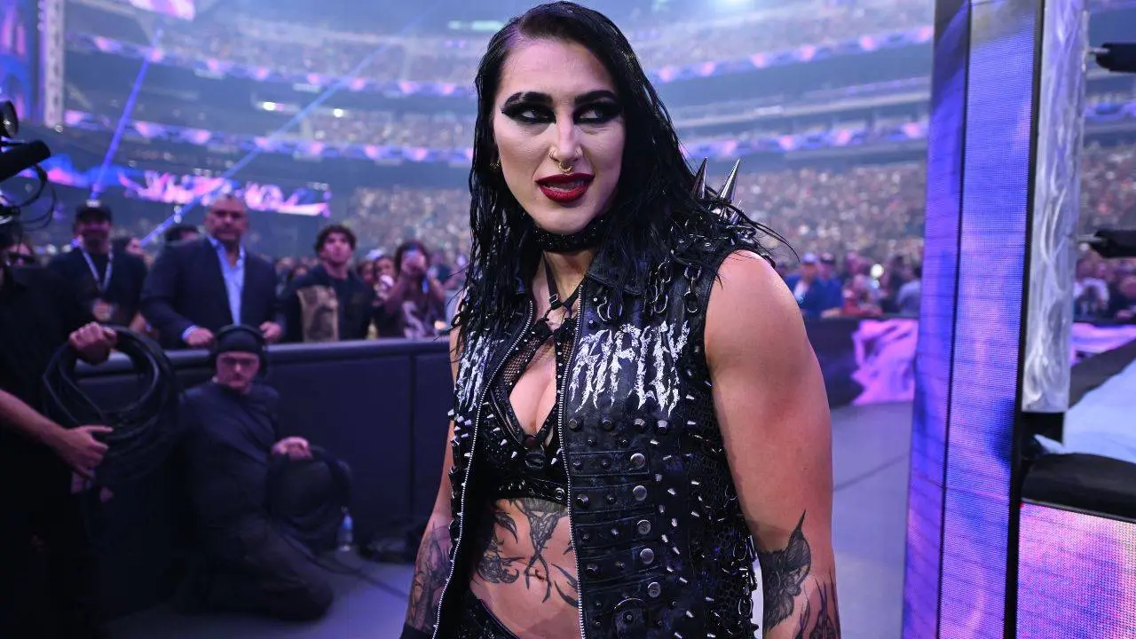 WWE-News: Rhea Ripley kontert Doppelmoral, CM Punk beantwortet Saudi-Frage, MCMG sprechen über Ihren Wechsel