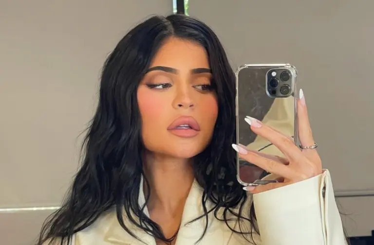 Kylie Jenner showt haar rondingen in sexy bikini fotoshoot