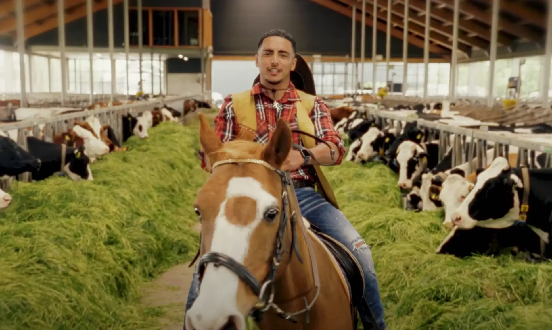 Boer Ayoub slaat nieuwe weg in en dropt Maandag Tot Maandag video