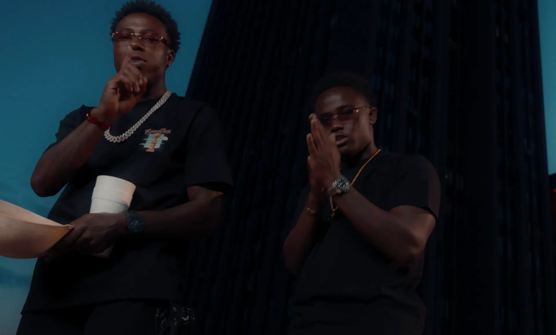 Quincy Promes gaat na veroordeling ongestoord verder en dropt Kat In 't Bakkie video met Topperig