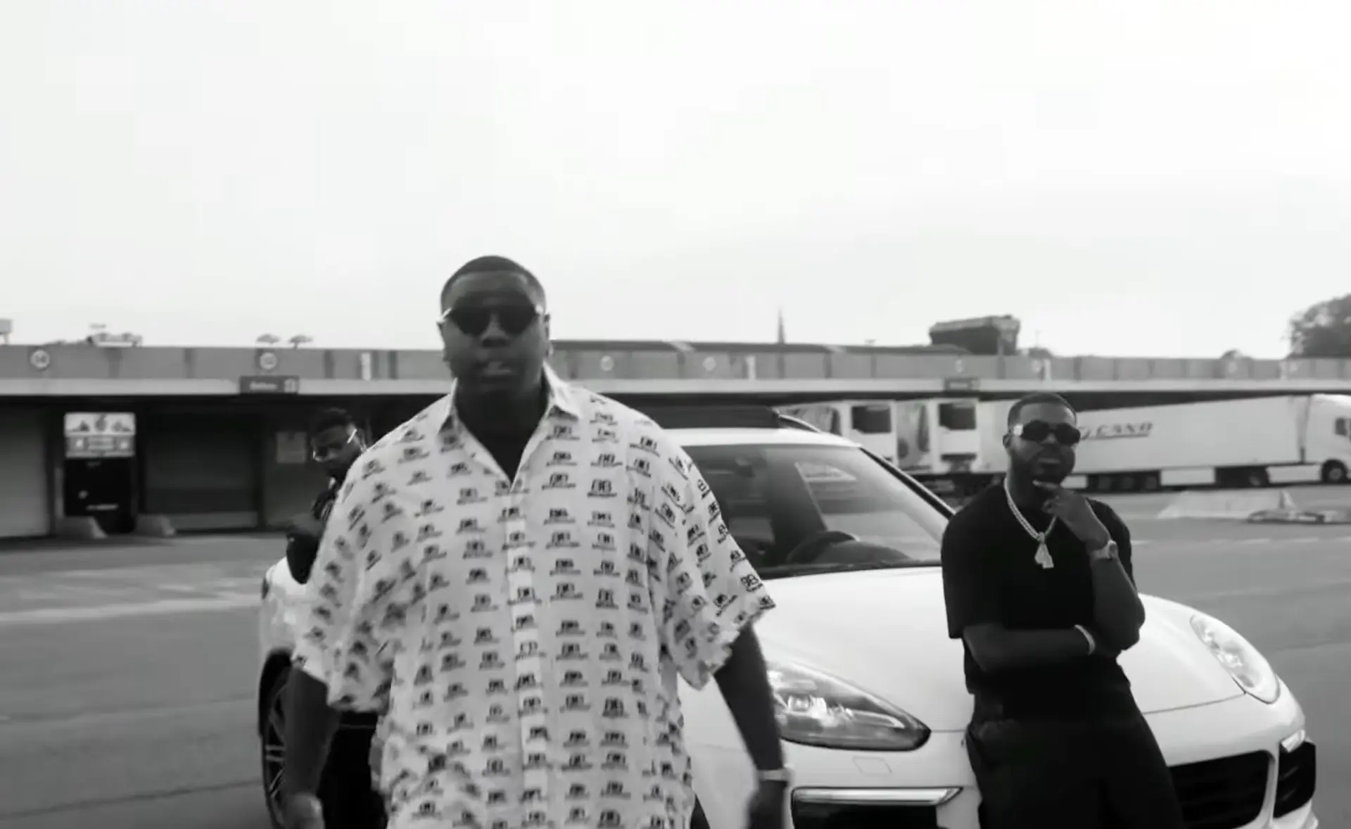 Bryan Mg, Henkie T & D-Double gingen naar Brussel voor de video van Mon Ami