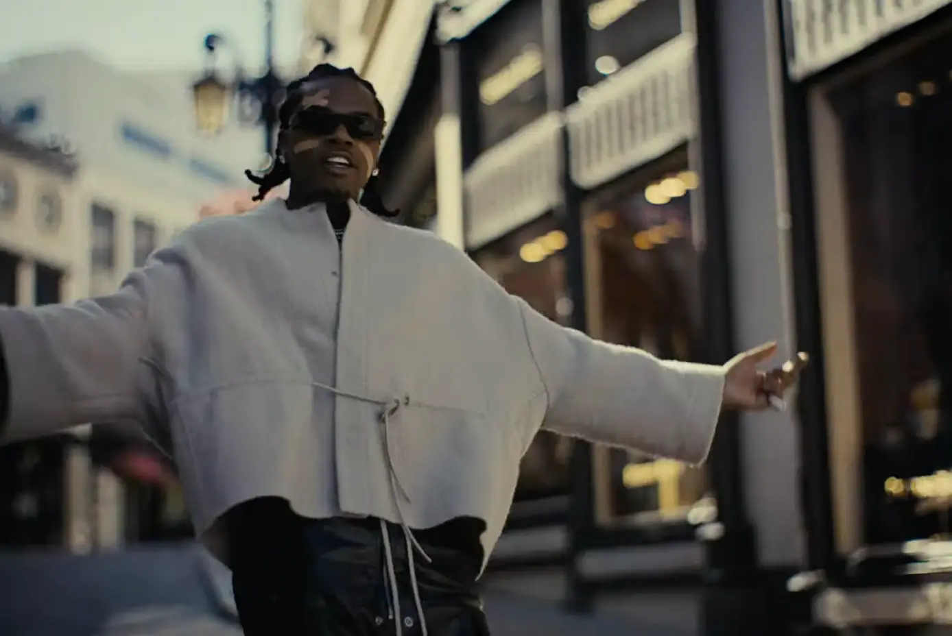 Gunna speelt wereldberoemde O.J. Simpson achtervolging na in rodeo dr video