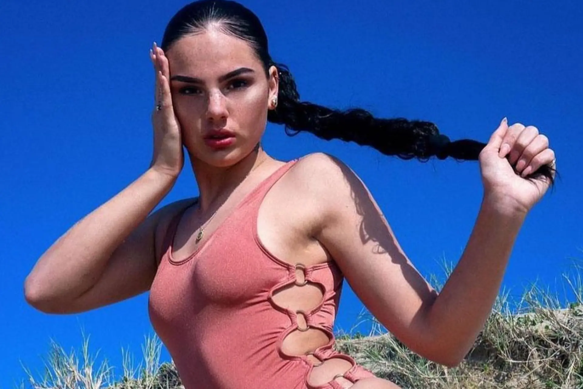 Famke Louise overladen met kritiek vanwege "respectloze" foto: "Waarom is er Godslastering nodig voor je nieuwe song?"