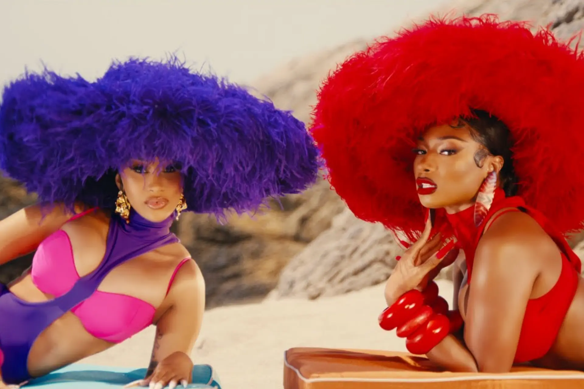 Cardi B & Megan Thee Stallion laten weinig aan de verbeelding over in Bongos video