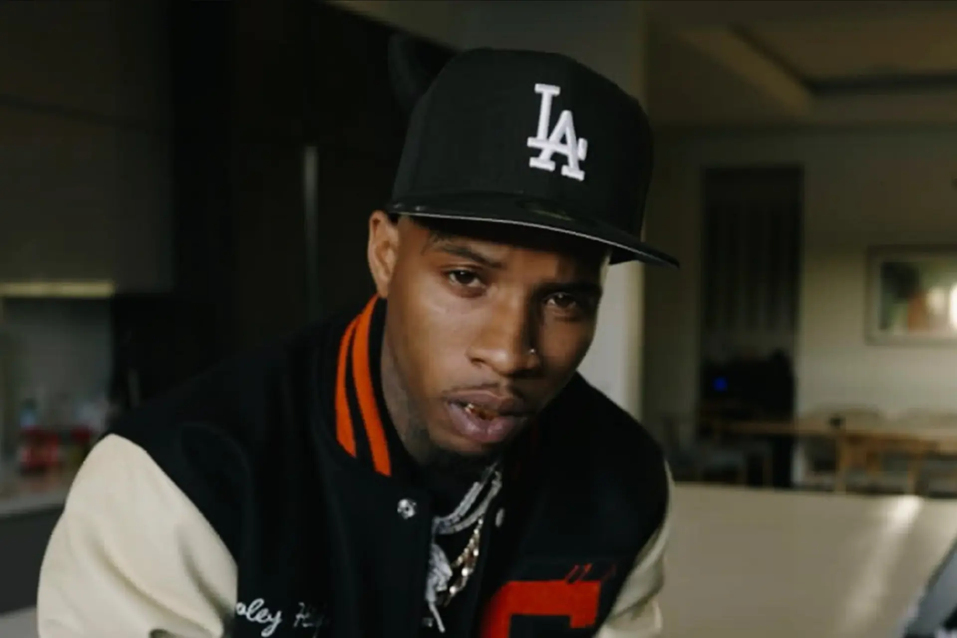 Beelden duiken op van Tory Lanez die zijn album probeert op te nemen terwijl er gevangenisrellen ontstaan