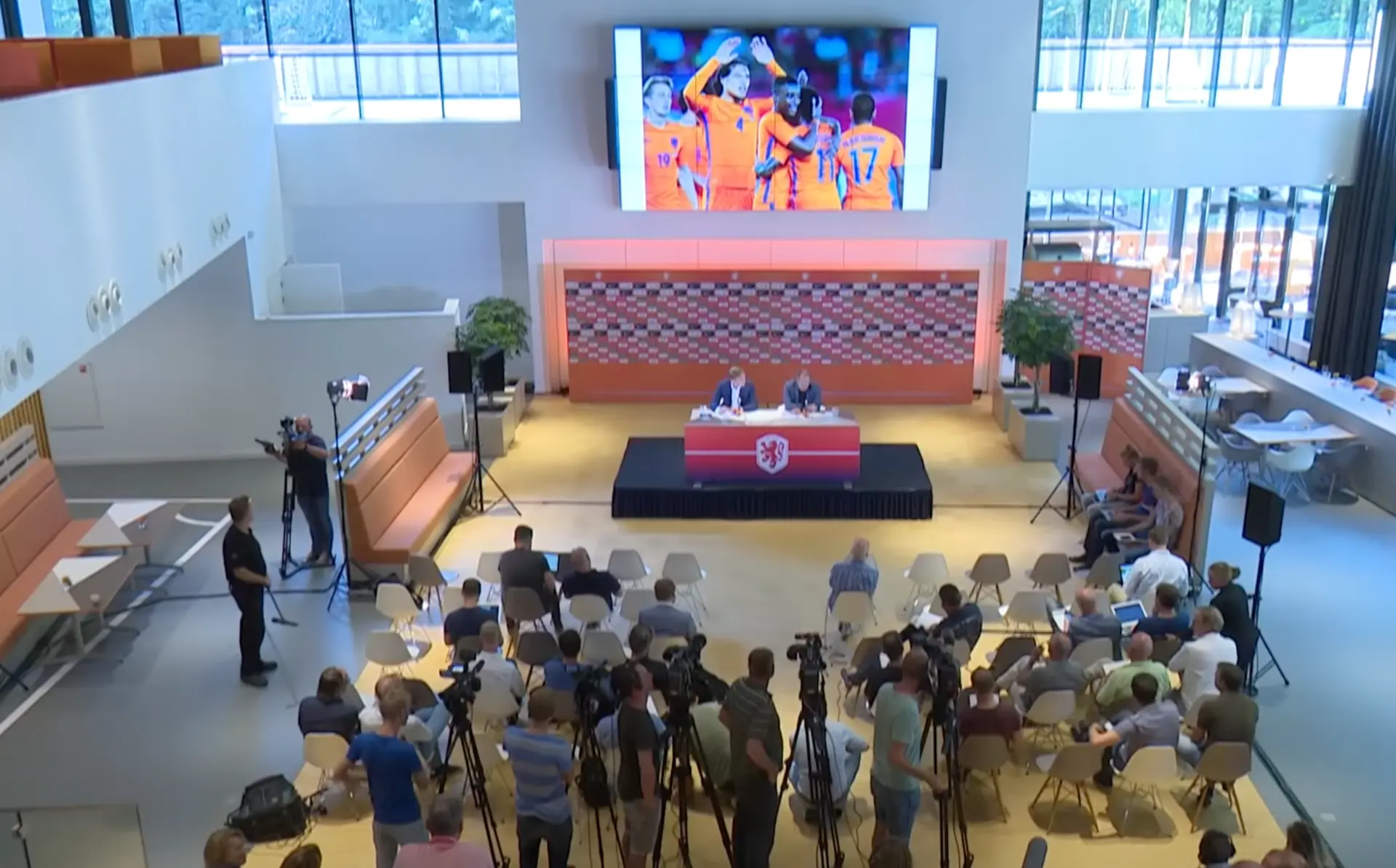 KNVB bezwijkt onder druk en betaalt losgeld aan hackers