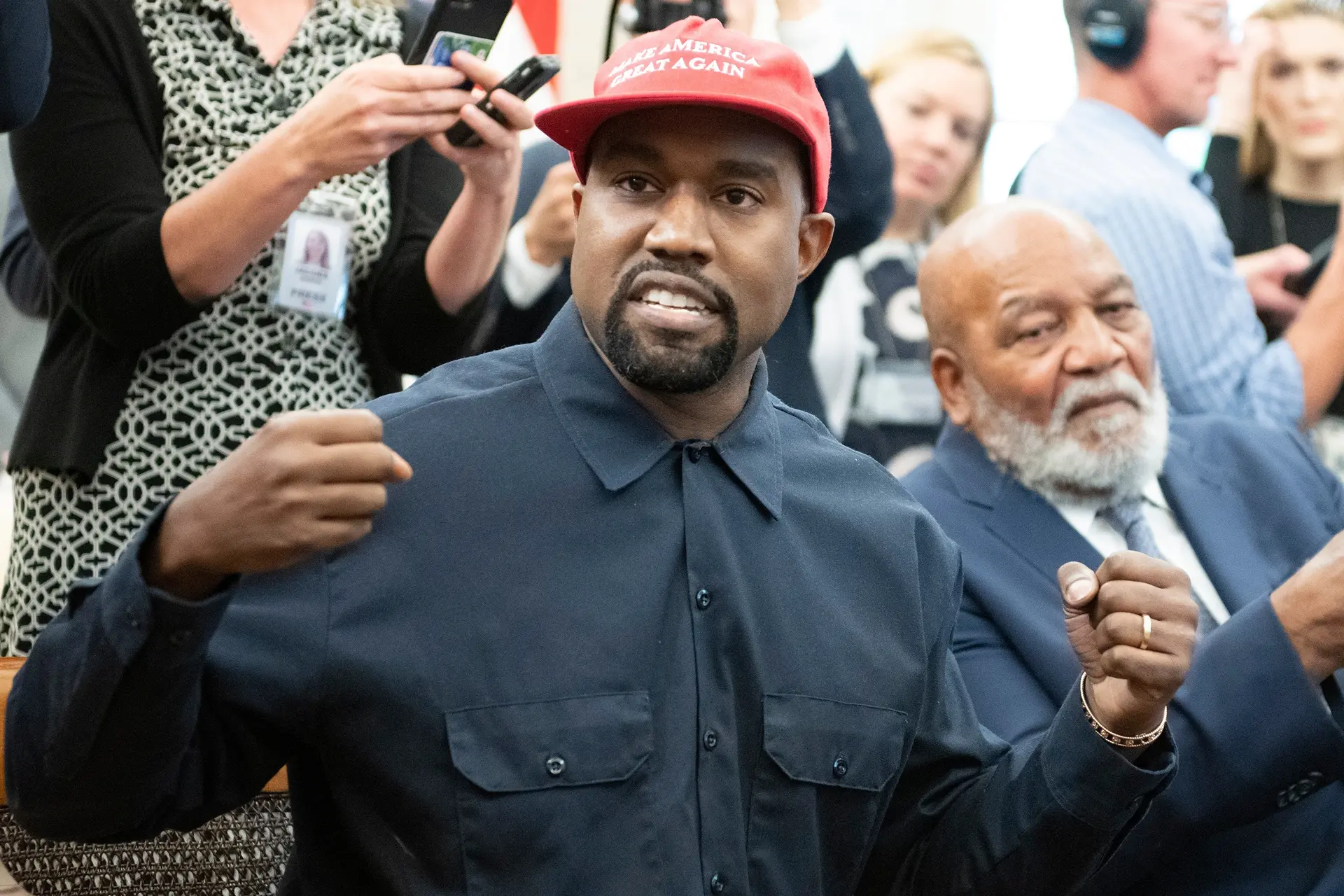 Joodse werknemer klaagt Kanye West aan na bizarre berichten: "Welcome to the first day of working for Hitler"