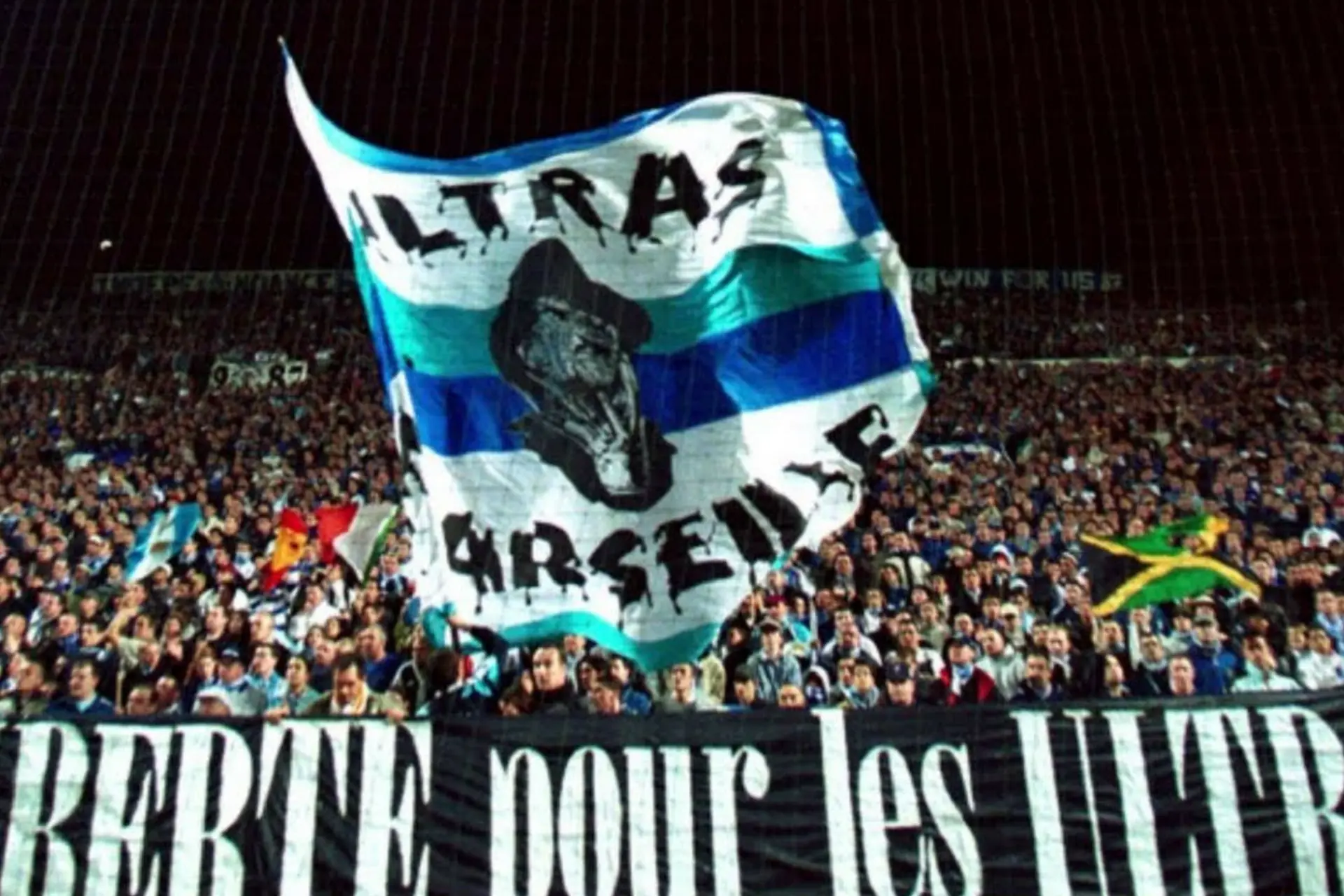 Ajax-fans negeren vele waarschuwingen en worden gearresteerd in Marseille