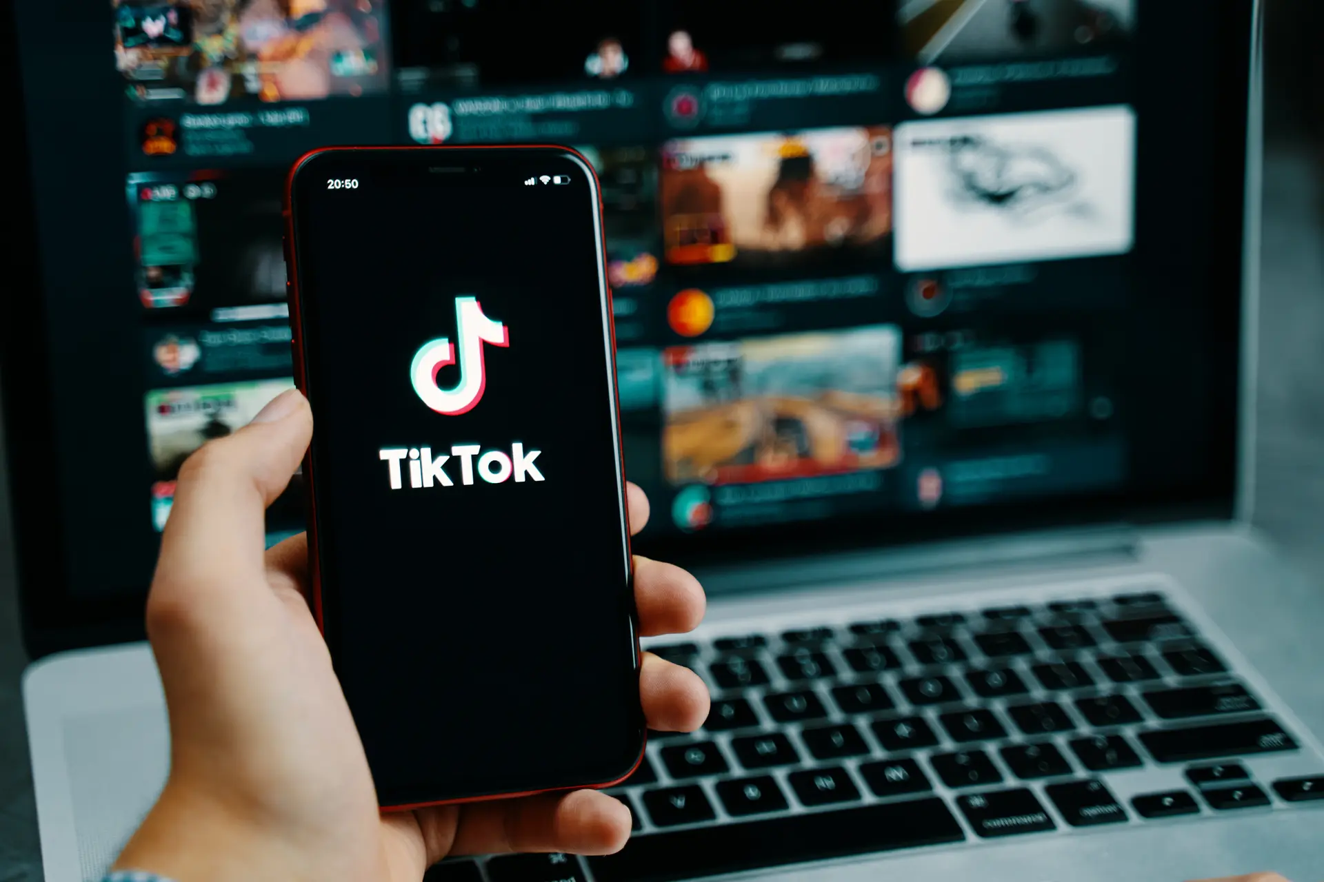 Vrouw laat 'RIP TikTok' tattoo zetten, maar het platform was al terug voordat de tattoo af was