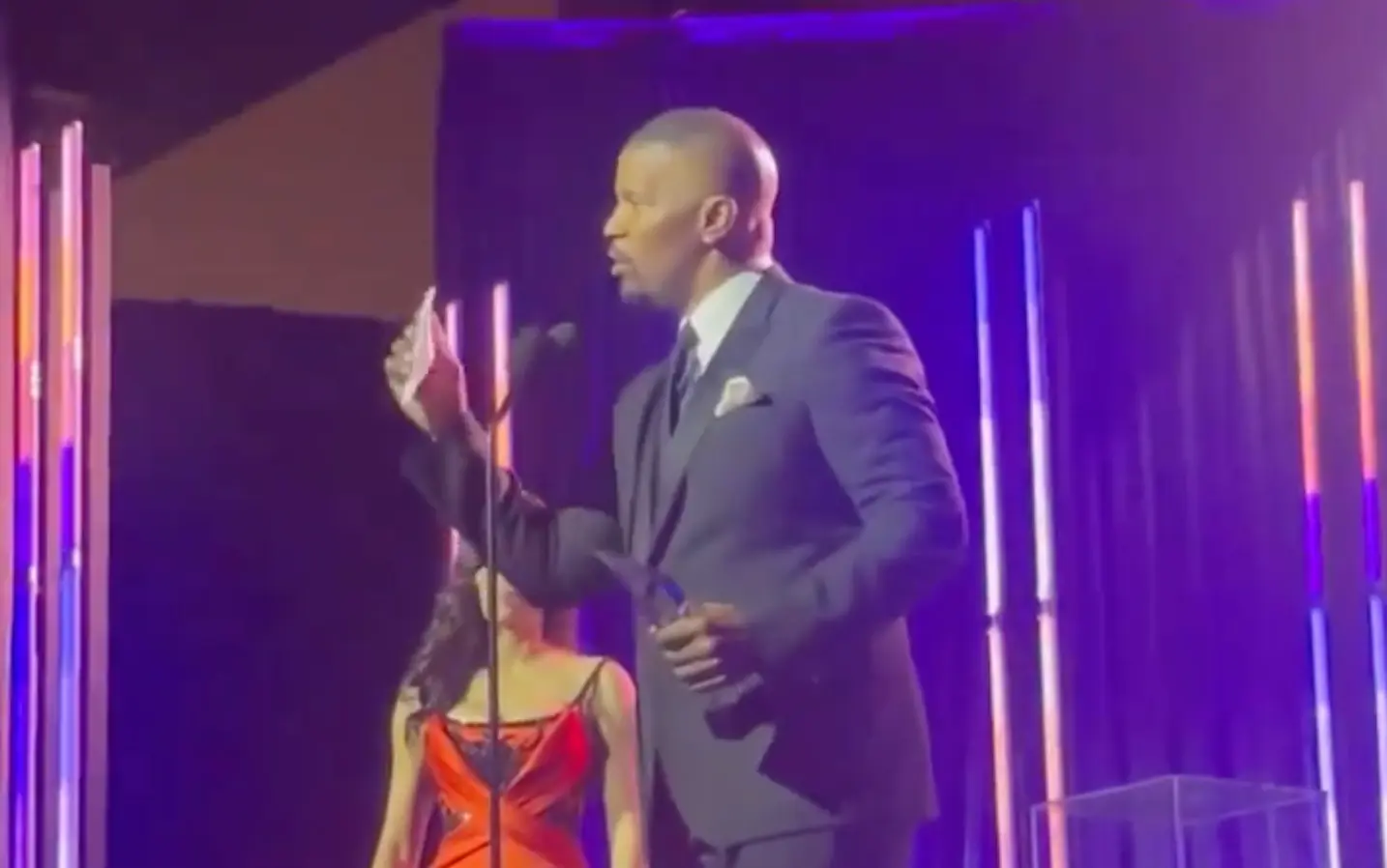 Jamie Foxx in tranen bij eerste speech sinds zijn ziekte: "I almost died"