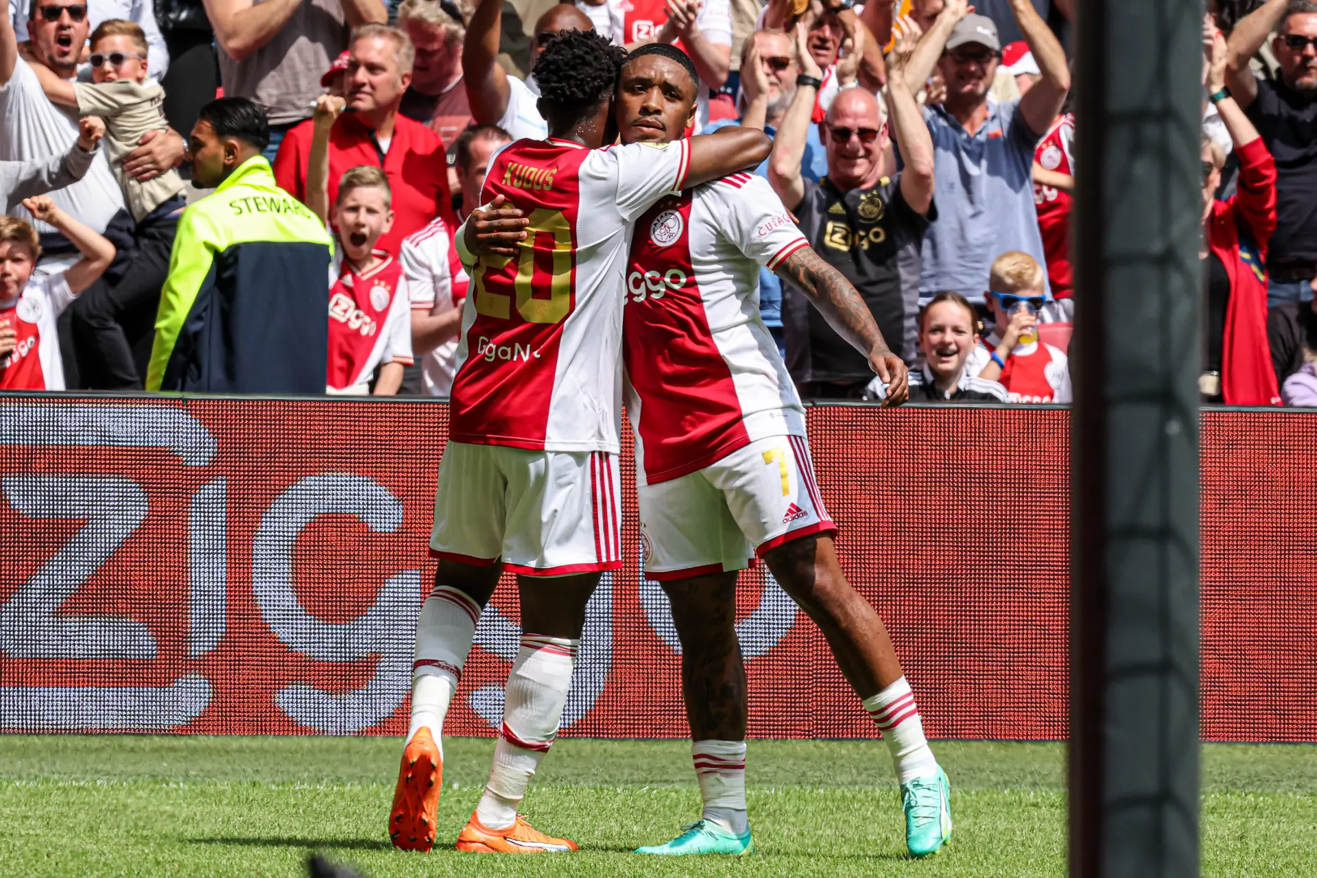 ‘Bergwijn volgens Engelse pers ongelukkig bij Ajax en ziet transfer naar West Ham wel zitten’