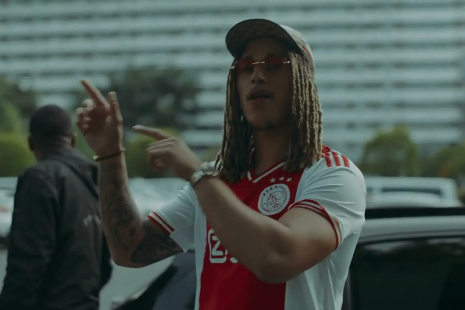 Yssi SB schakelt D-Double in voor nieuwe video Oke