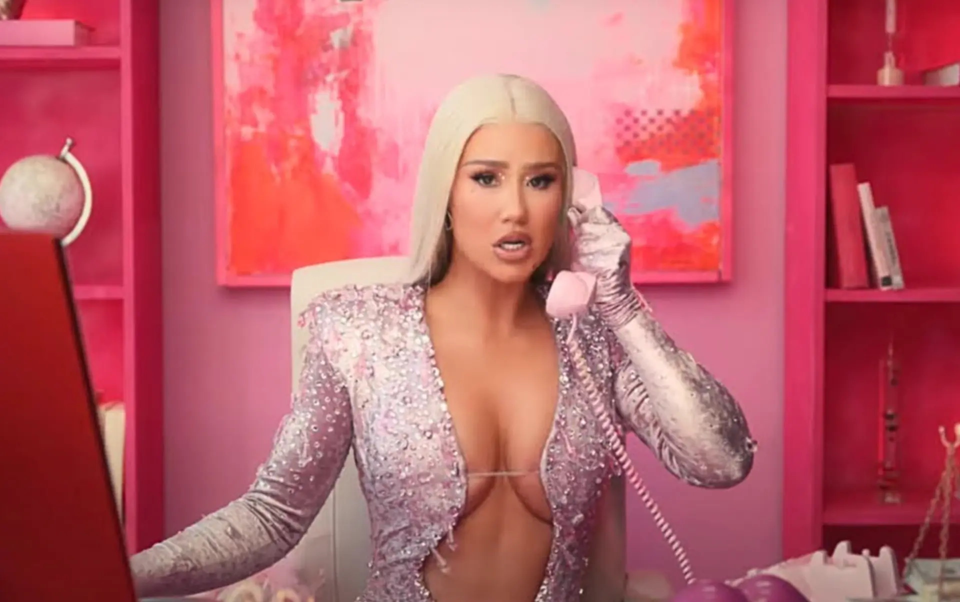 Iggy Azalea maakt haar ex Playboi Carti belachelijk met foto in string: "Who wore it better?"