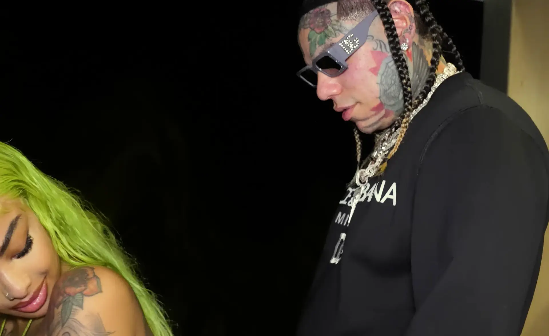 6ix9ine probeert het weer in het Engels en dropt GOOO video