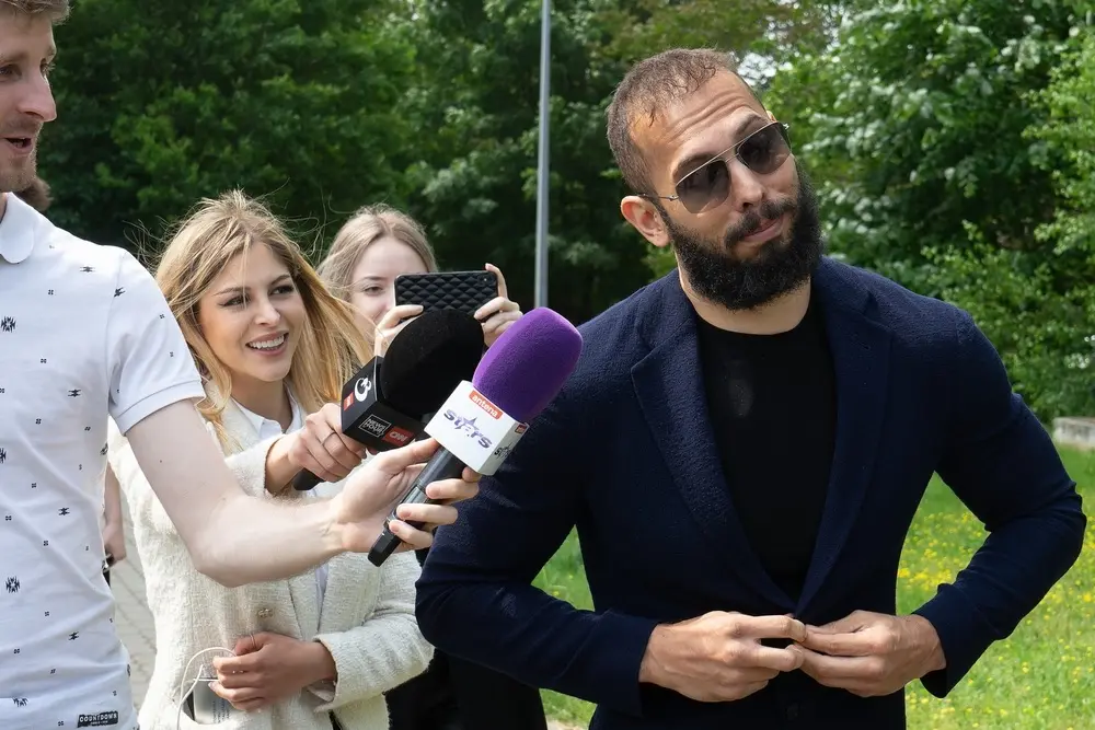 Problemen voor Andrew Tate en zijn broer stapelen zich op, Roemeense rechter keurt uitlevering goed