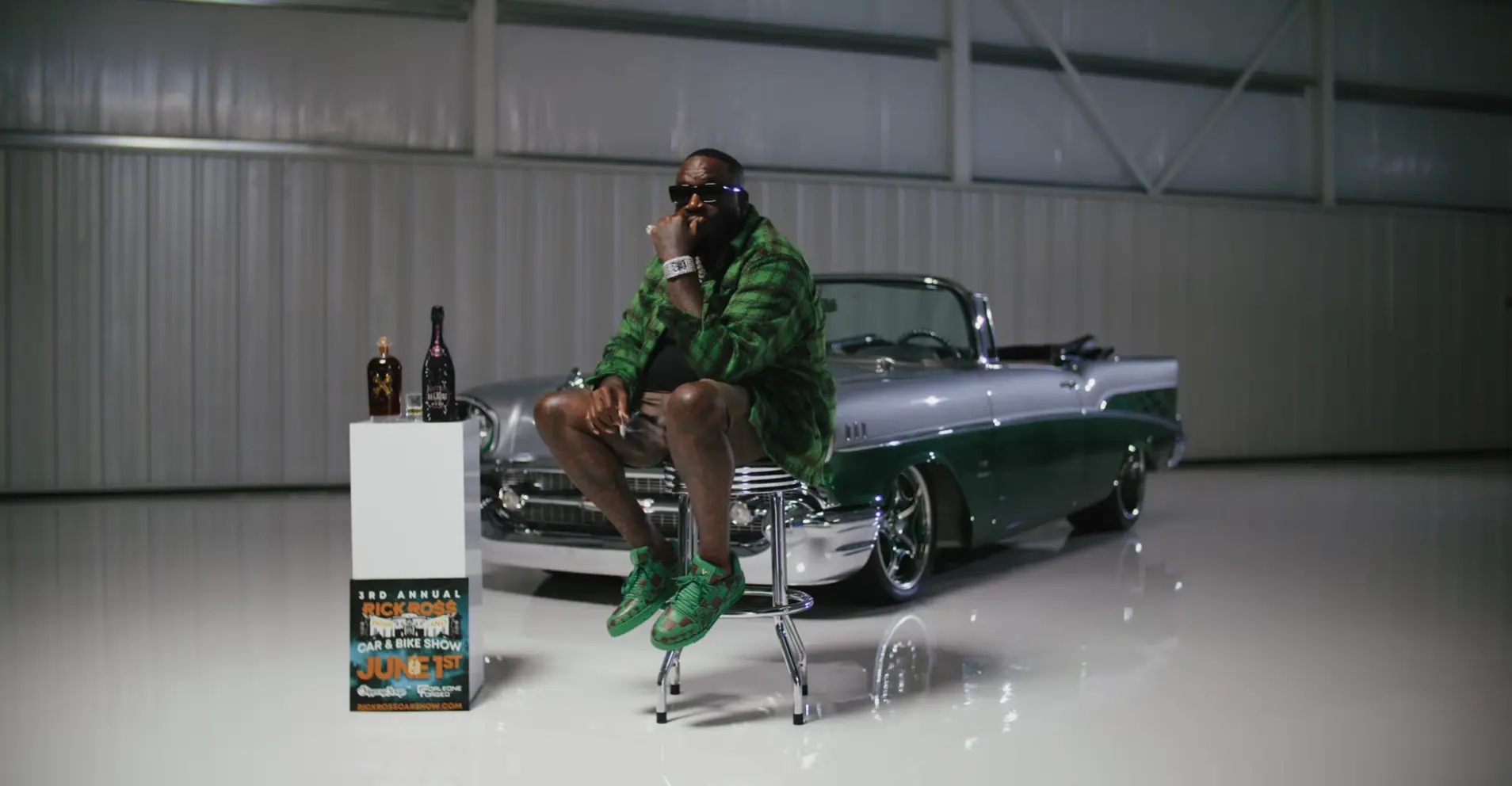 Rick Ross maakt Drake opnieuw belachelijk door de cover van zijn Champagne Moments diss aan te passen