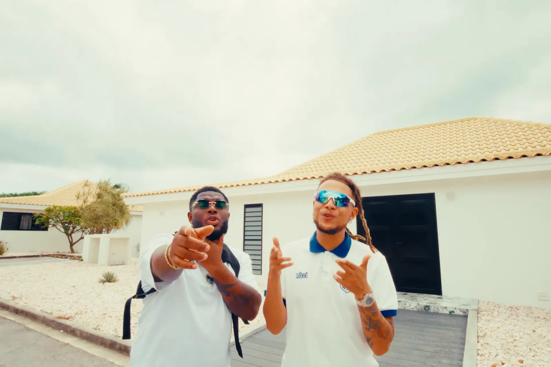 Priceless en Ronnie Flex reizen af naar Curaçao voor 'Yu' video