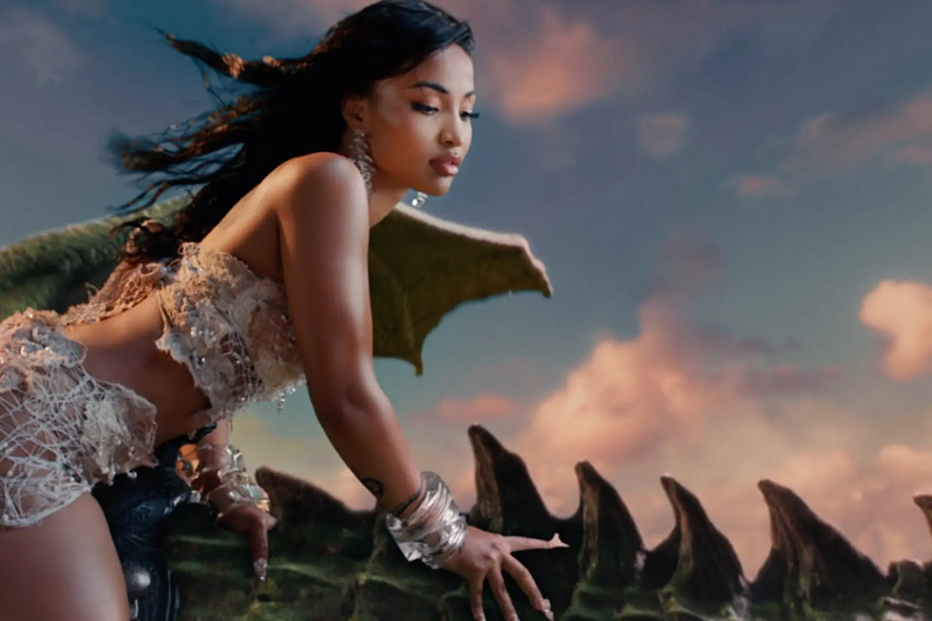 Shenseea laat zich inspireren door Game of Thrones voor Never Gets Late Here albumtrailer