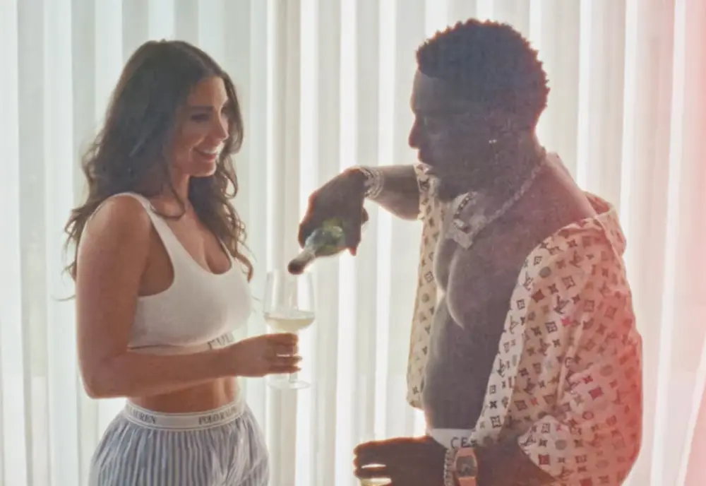 Frenna en Yolanthe proberen buiten het beeld van de Paparazzi te blijven in nieuwe video