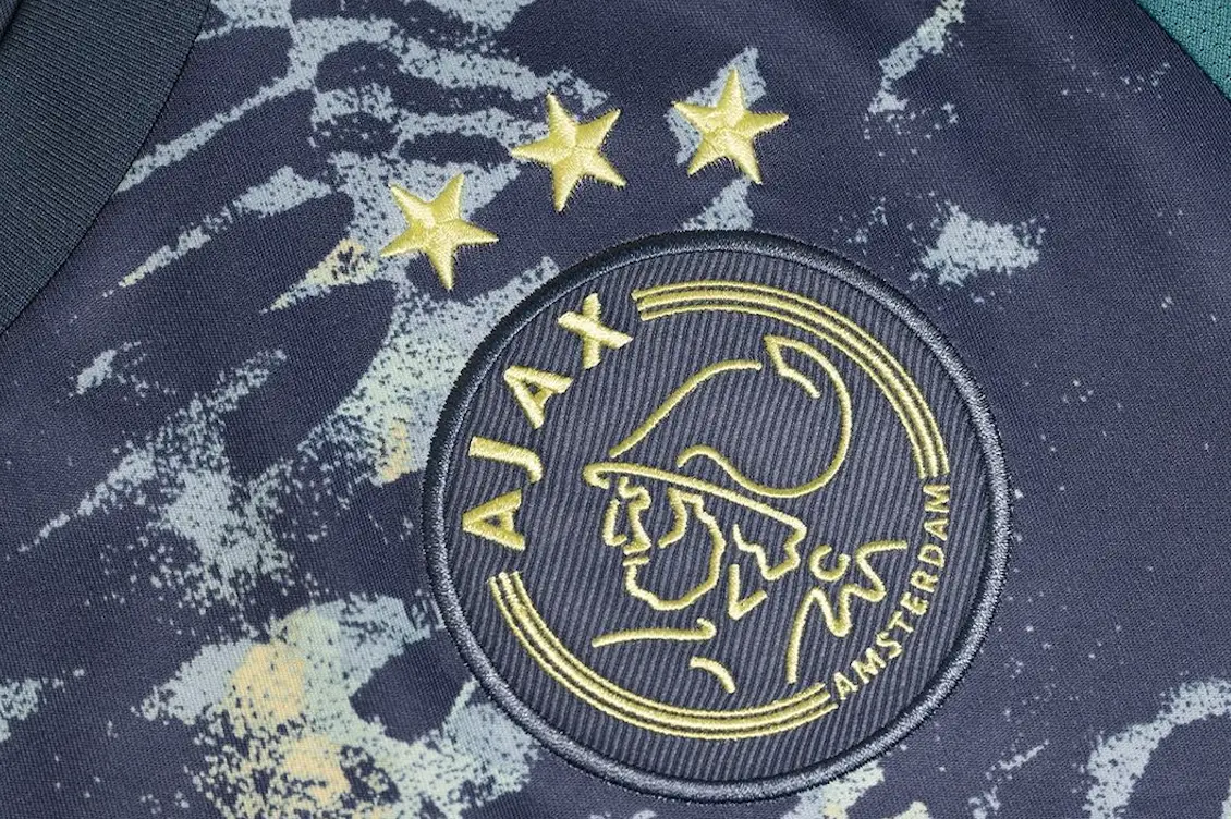 Ajax presenteert nieuw Van Gogh-geïnspireerd uitshirt en krijgt de hele fanbase over zich heen