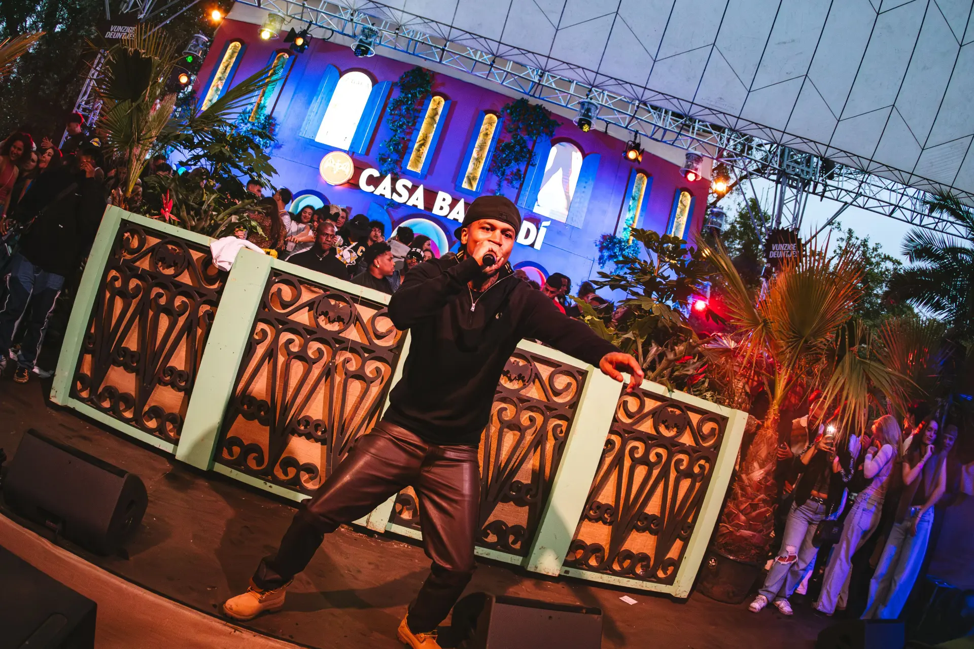Bokoesam speelt thuiswedstrijd en zet de hele CASA BACARDÍ bij Amsterdam Open Air op z'n kop