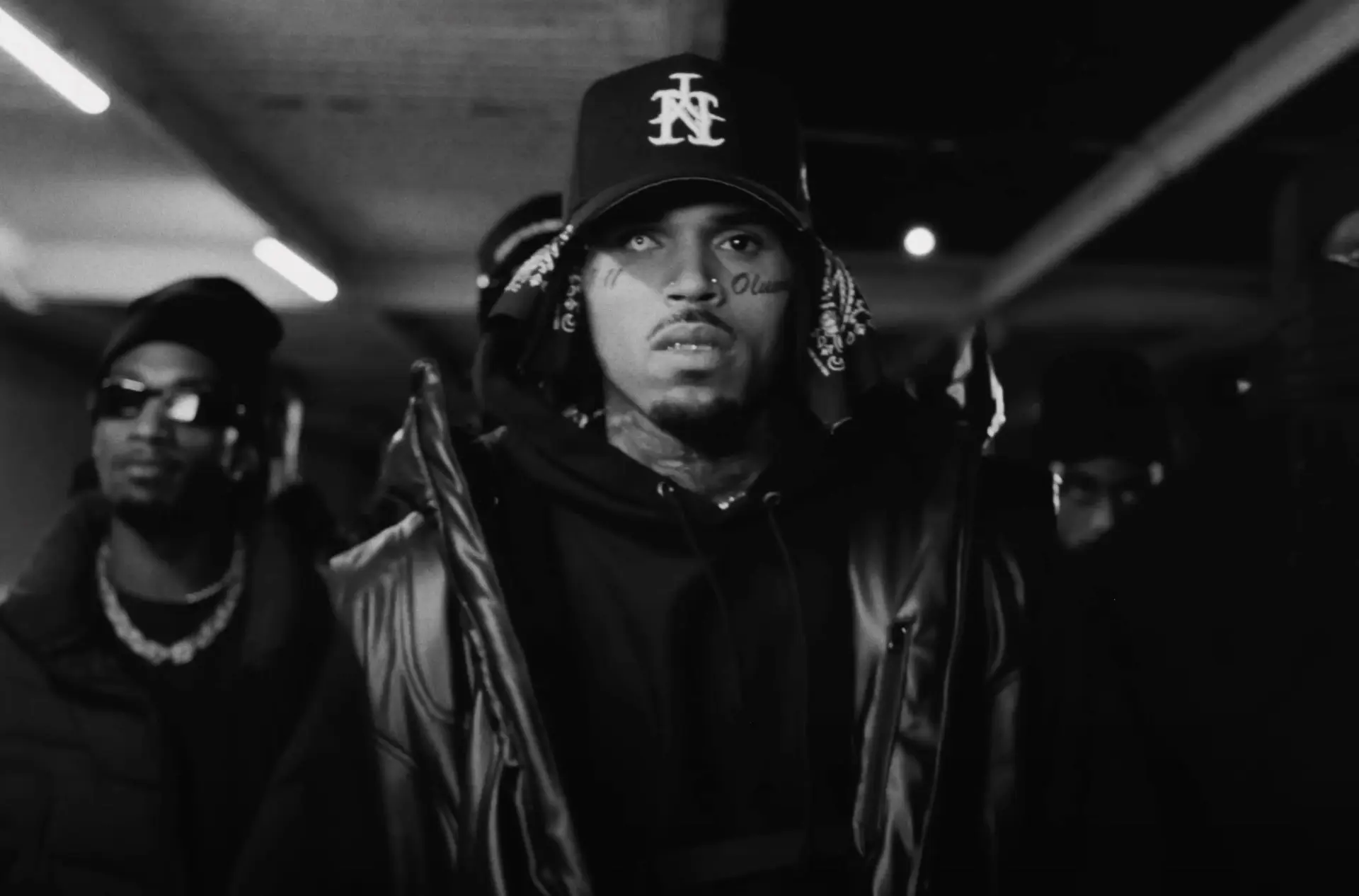 Chris Brown laat 'Hmmm' video los met Davido
