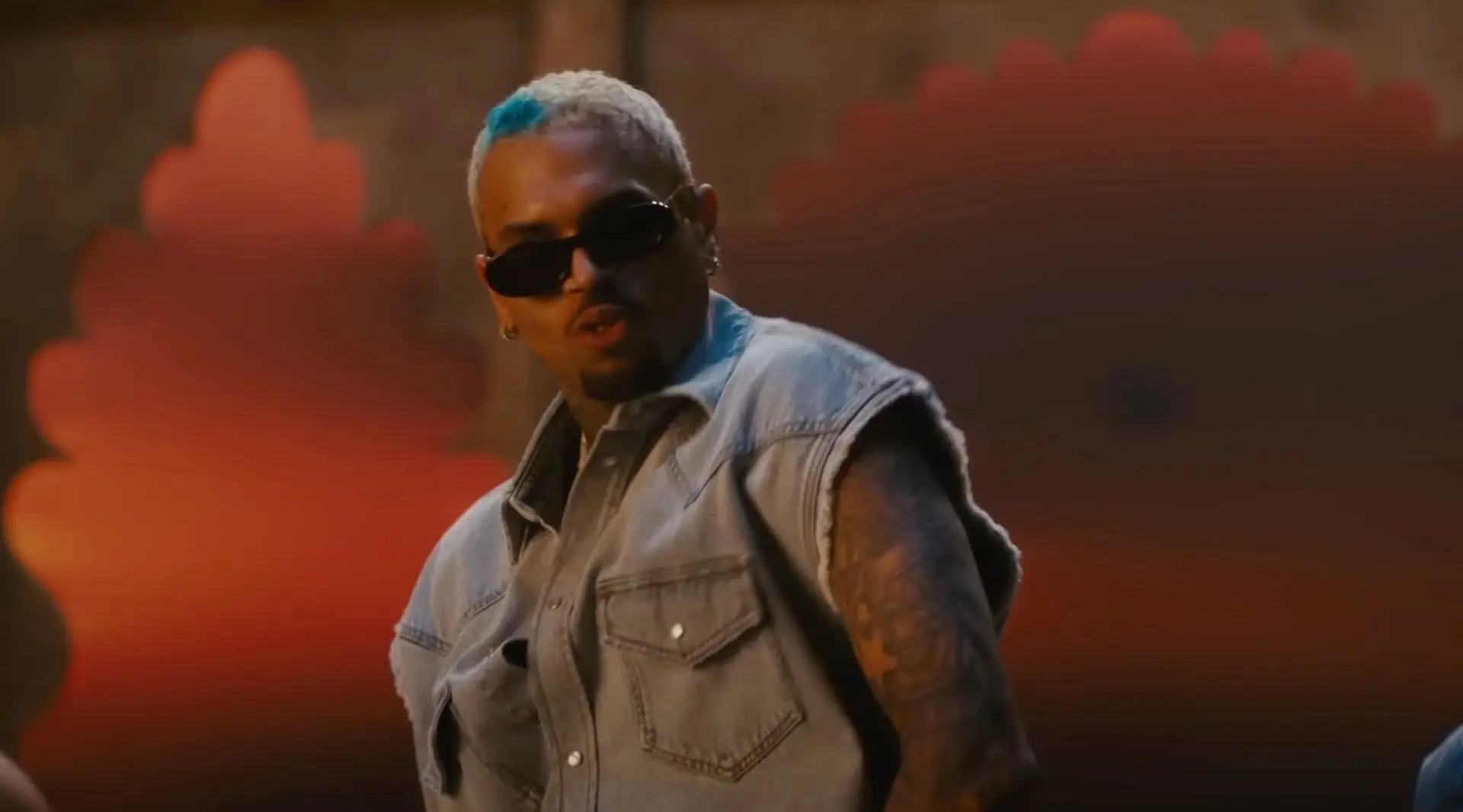 Chris Brown stunt gaat mis tijdens show, zanger hangt machteloos in de touwen boven het podium