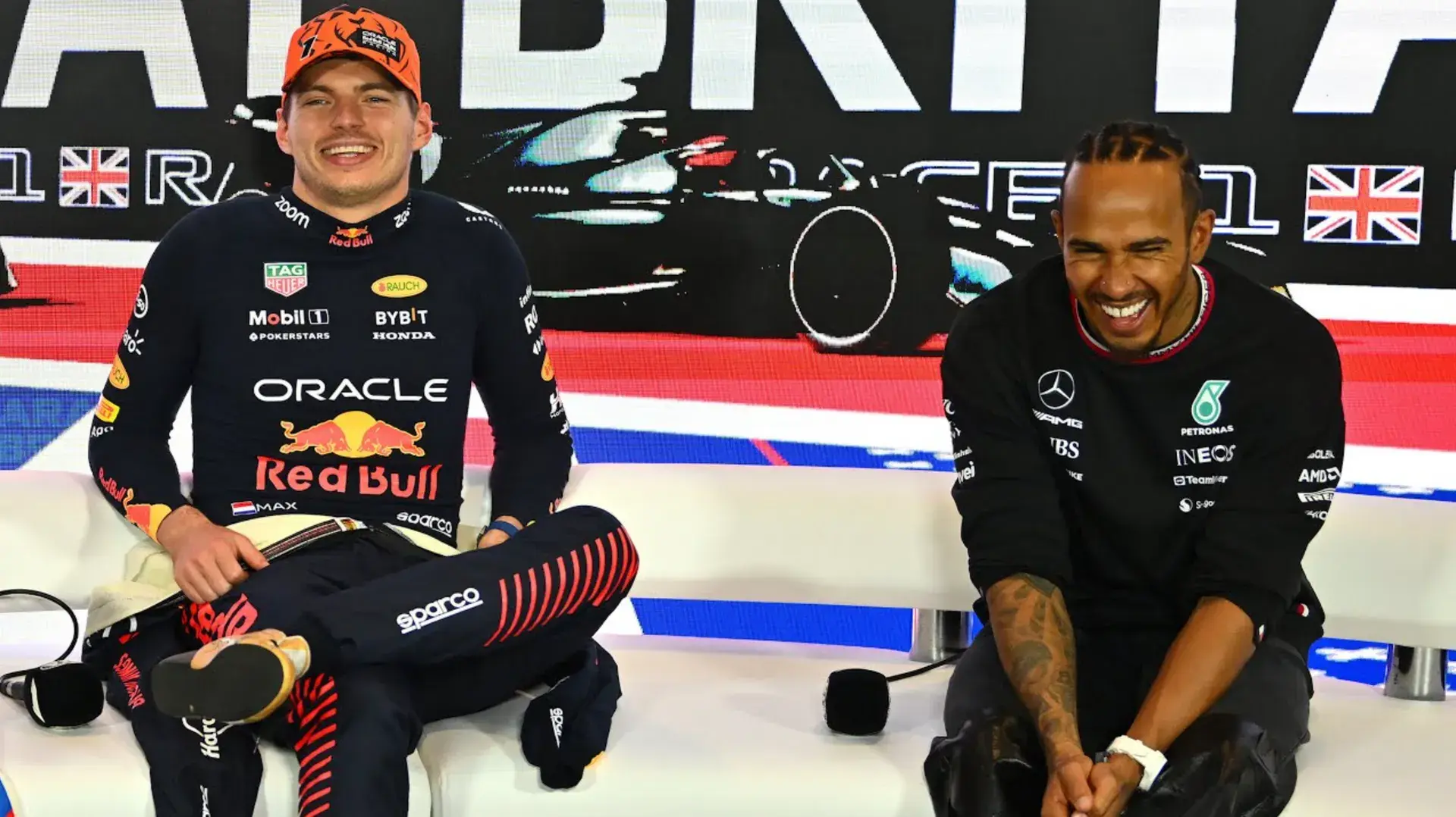 Max Verstappen drijft de spot met Lewis Hamilton tijdens gezamenlijke persconferentie: "Hij wordt duidelijk een dagje ouder"