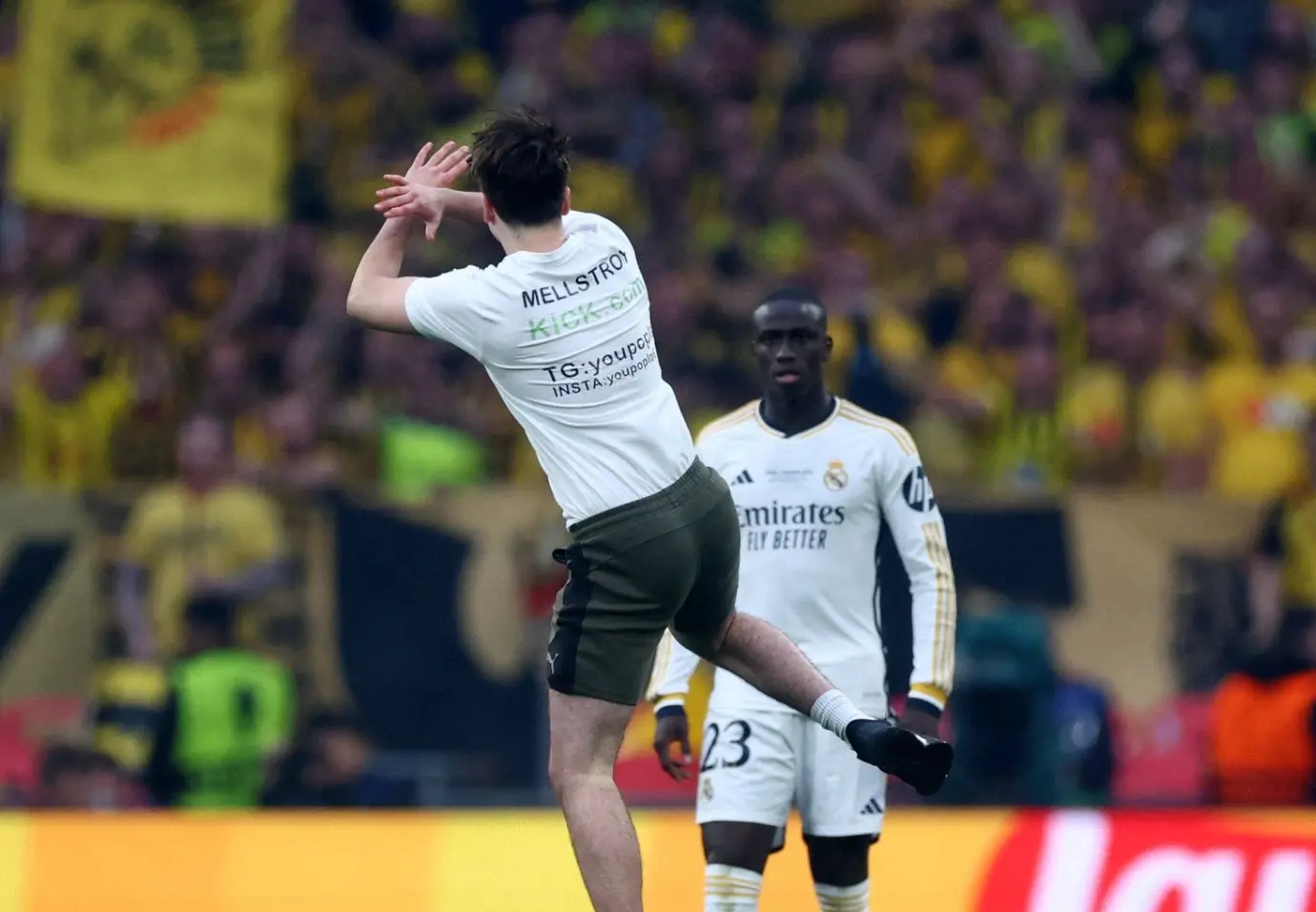 Meerdere fans van Russische influencer rennen tijdens Champions League finale het veld op in de hoop 300.000 euro te verdienen