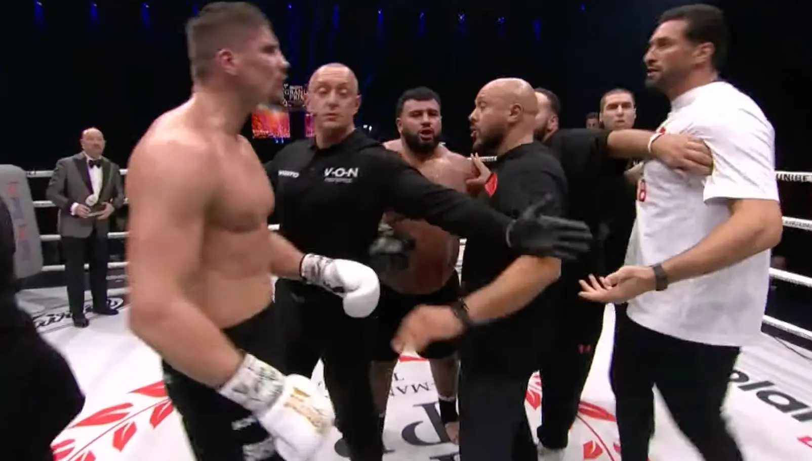 Remy Bonjasky en Melvin Manhoef zijn niet blij met de straf voor Ben Saddik: "We willen eigenlijk dat dit soort momenten gebeuren"
