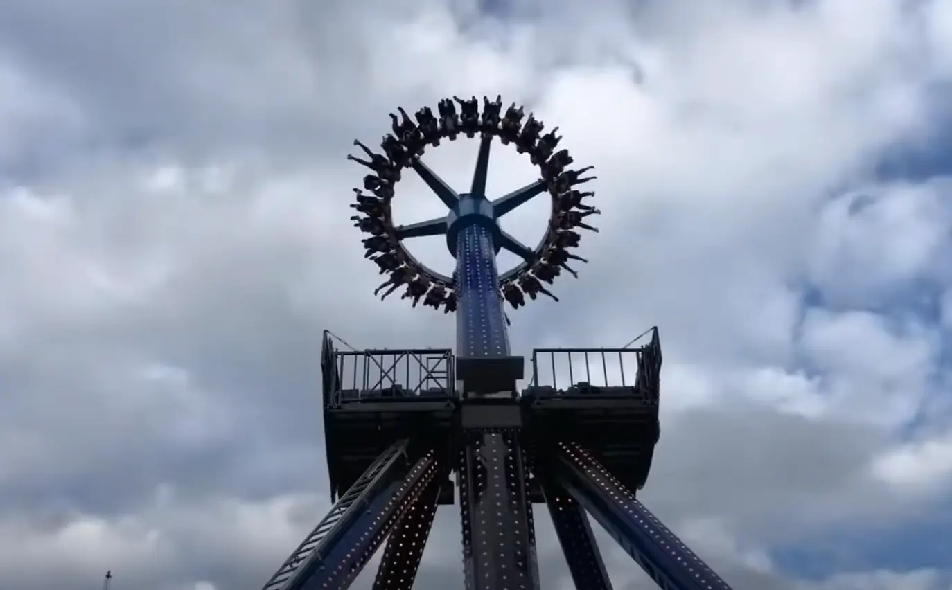 Bezoekers attractiepark zitten ruim een half uur ondersteboven vast na storing: “Ik moest overgeven, maar hield het in”