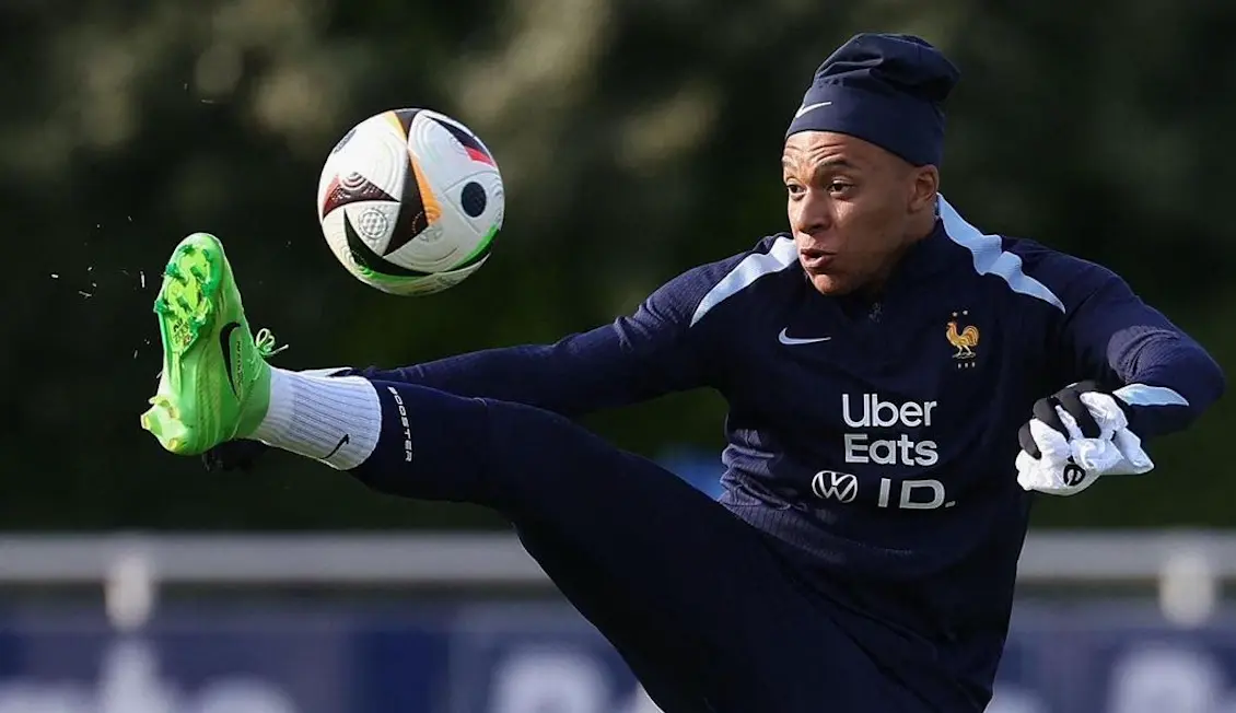 Kylian Mbappé wilt naar eigen zeggen 'gewoon' meespelen tegen Nederland ondanks neusbreuk
