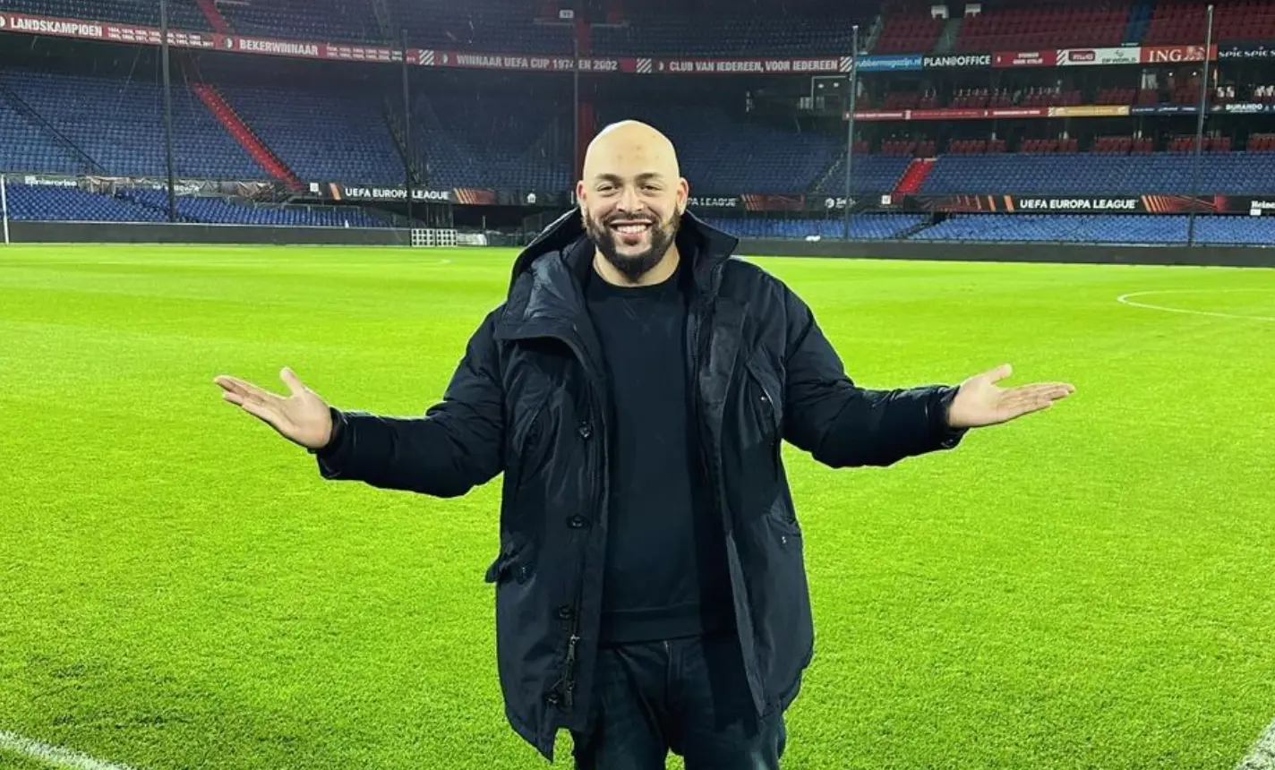 Qucee zet alvast de toon voor het nieuwe Eredivisieseizoen en test de loyaliteit van Feyenoorders op straat