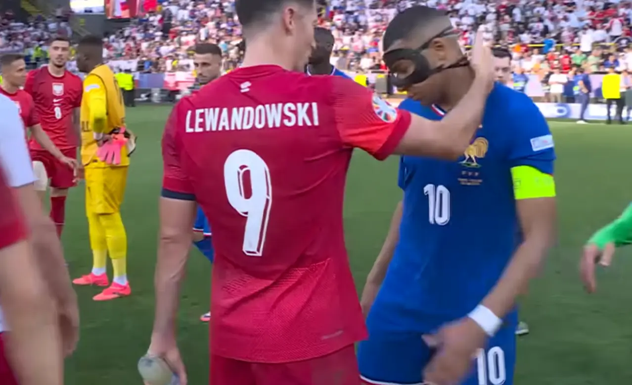 Mbappé scheldt Lewandowski de huid vol nadat de Pool zijn gebroken neus raakt