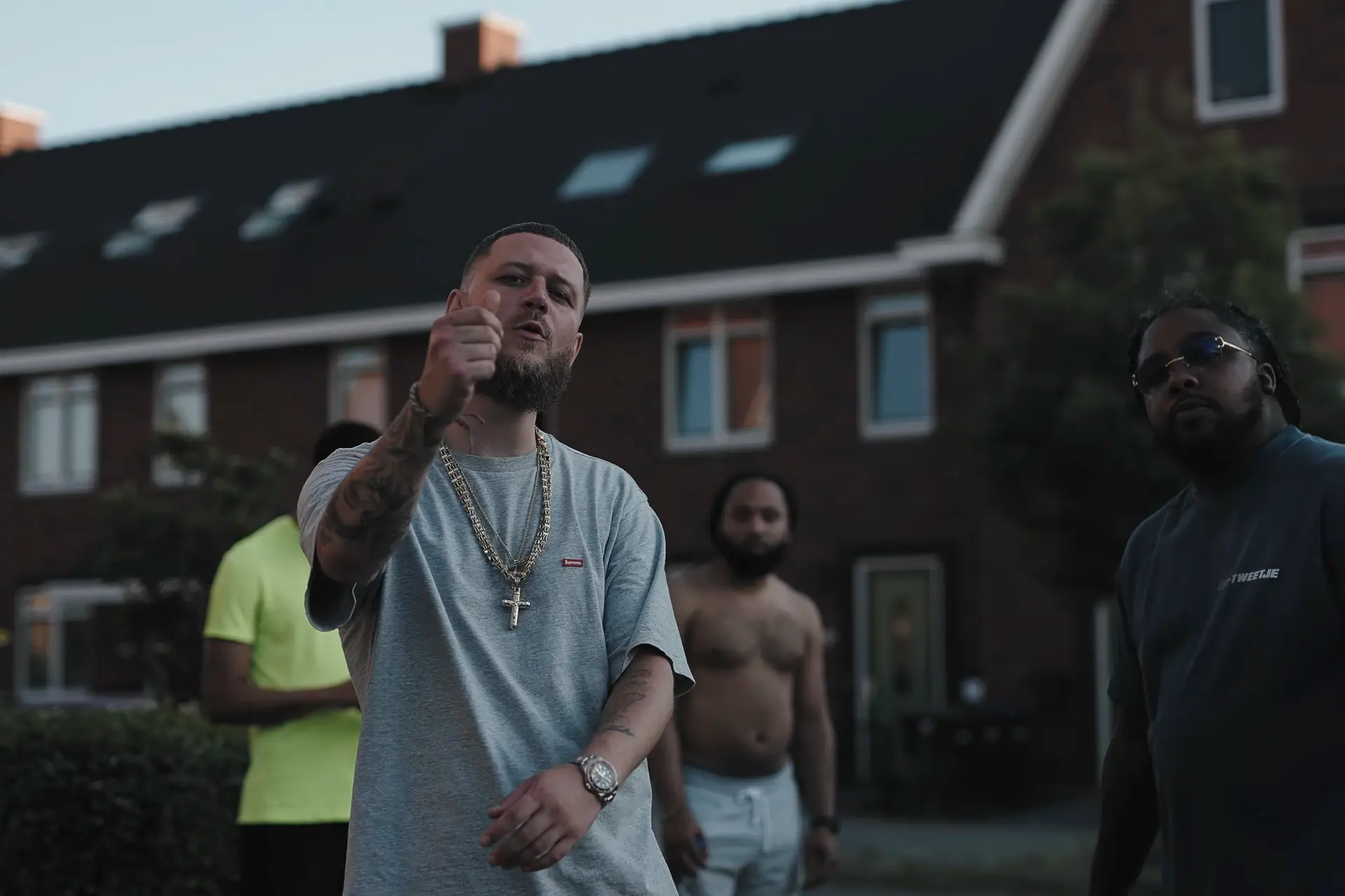 Rz en Cor bezegelen hun broederschap in 'Hart van Goud' video