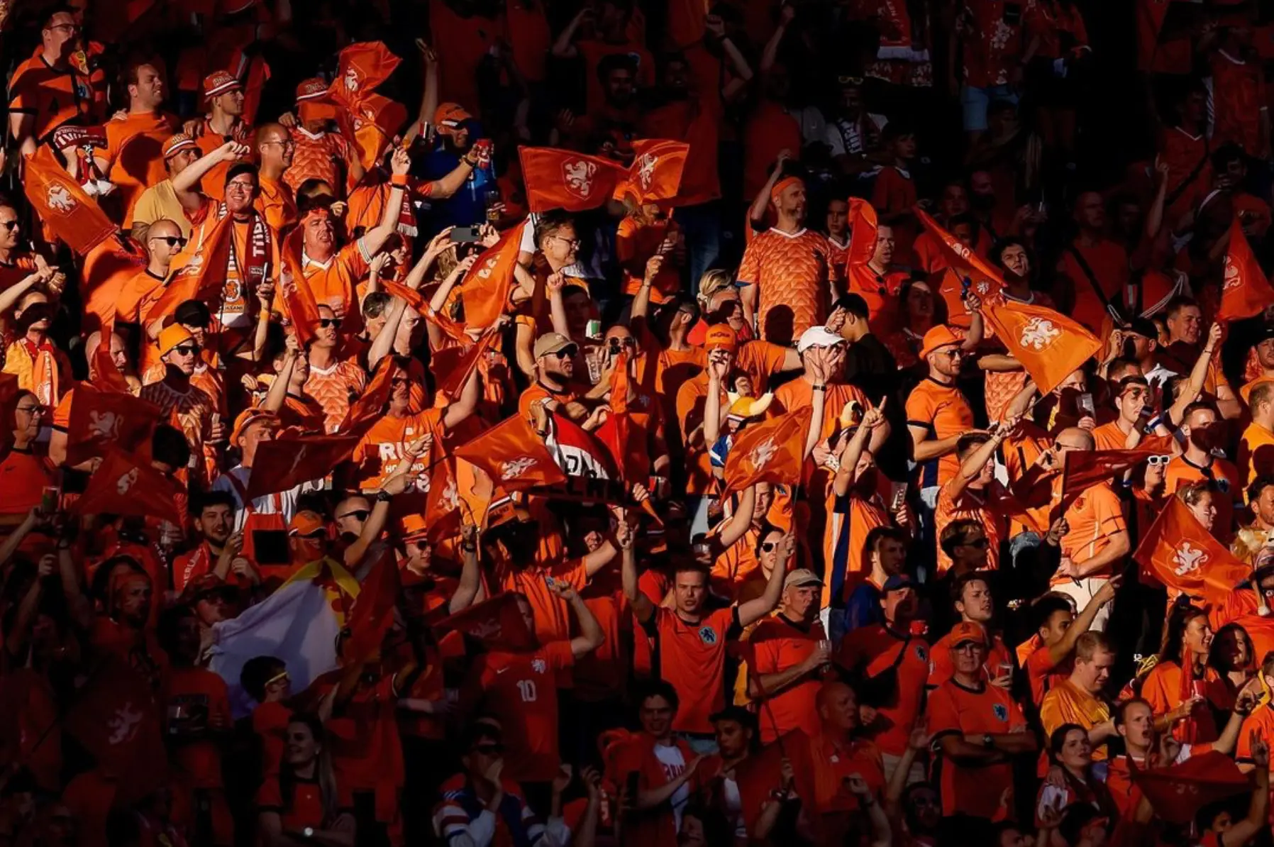 Deze naar Berlijn afgereisde Oranje-fans keken de kwartfinale tegen Turkije vanuit een politie busje