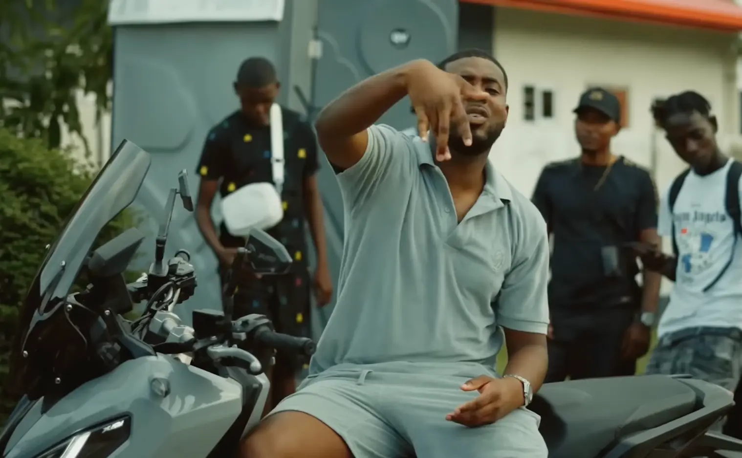 Henkie T reist af naar Suriname voor samenwerking 'Fu Ondoo' met Zepek en dropt video