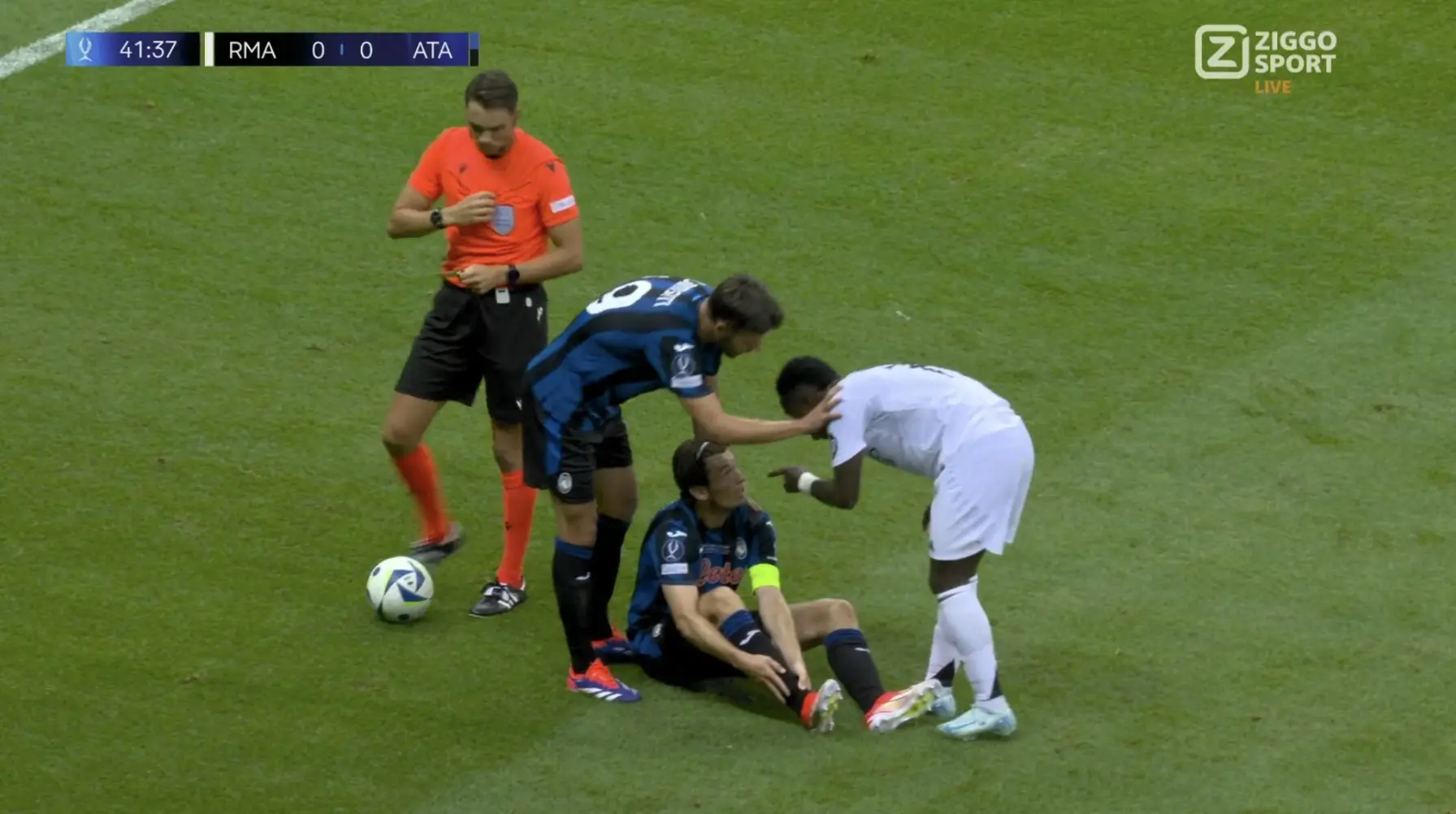 Op beelden is te zien hoe Marten De Roon en Vinícius Júnior het met elkaar aan de stok krijgen tijdens UEFA Supercup wedstrijd