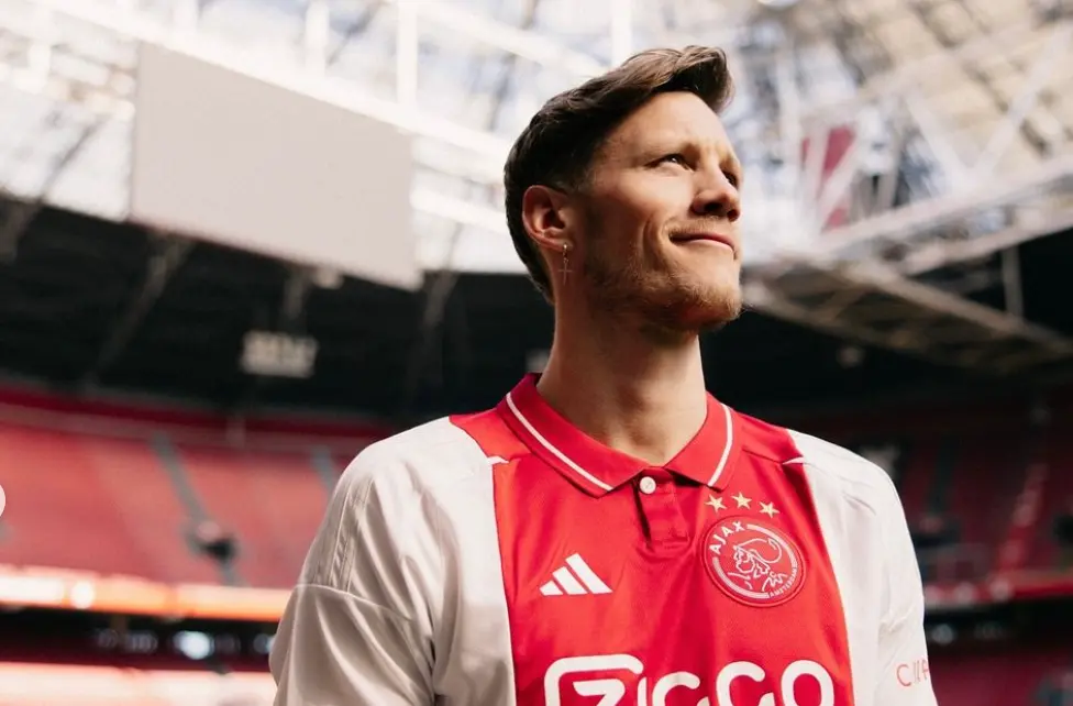 Johan Derksen maakt zich zorgen om de komst van Wout Weghorst naar Ajax: "Hij heeft ongezonde ideeën"