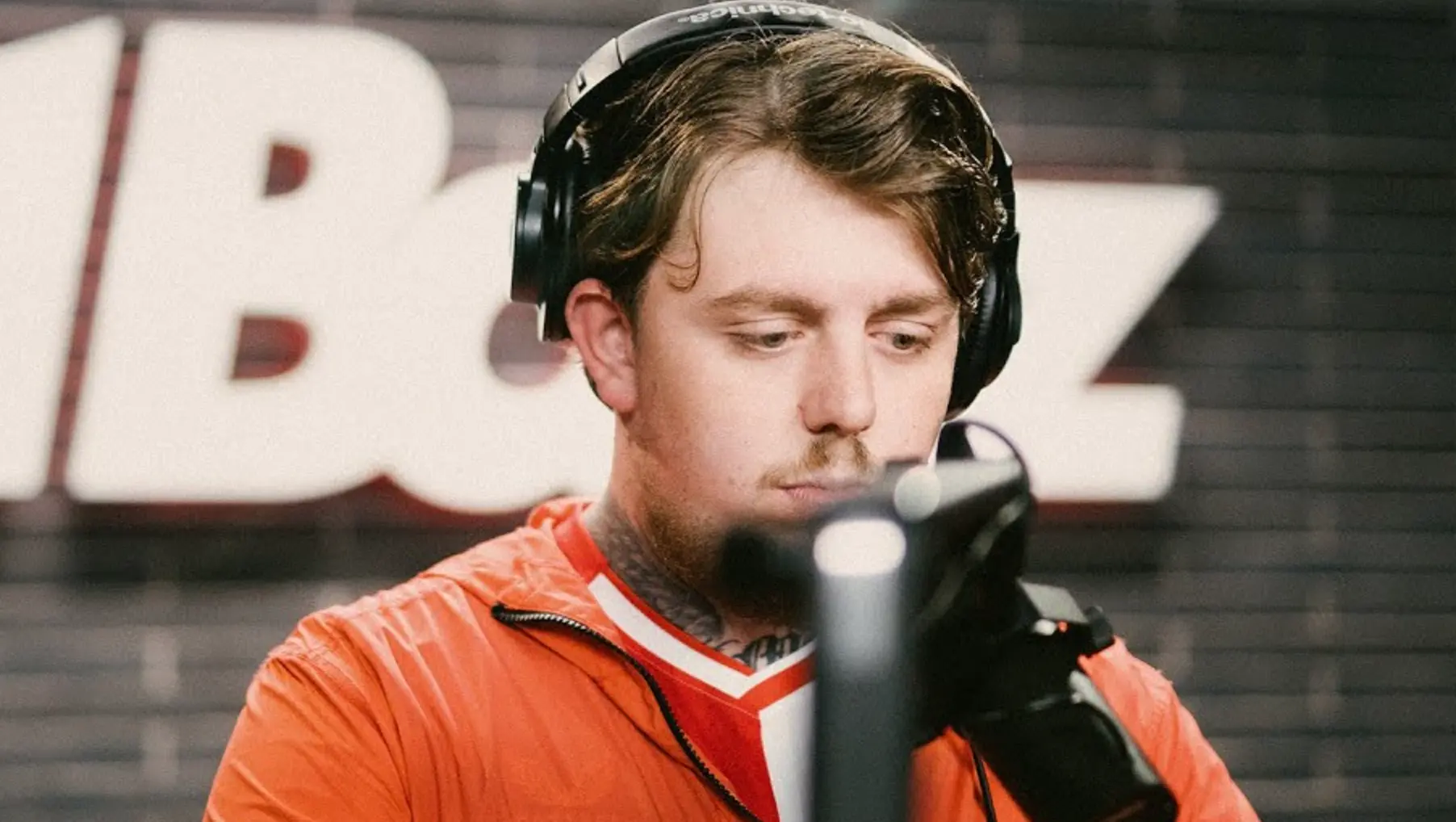 Jack kondigt Politiek album aan en haalt uit naar Feyenoorder Stengs en Ajacied Berghuis in 101Barz studiosessie