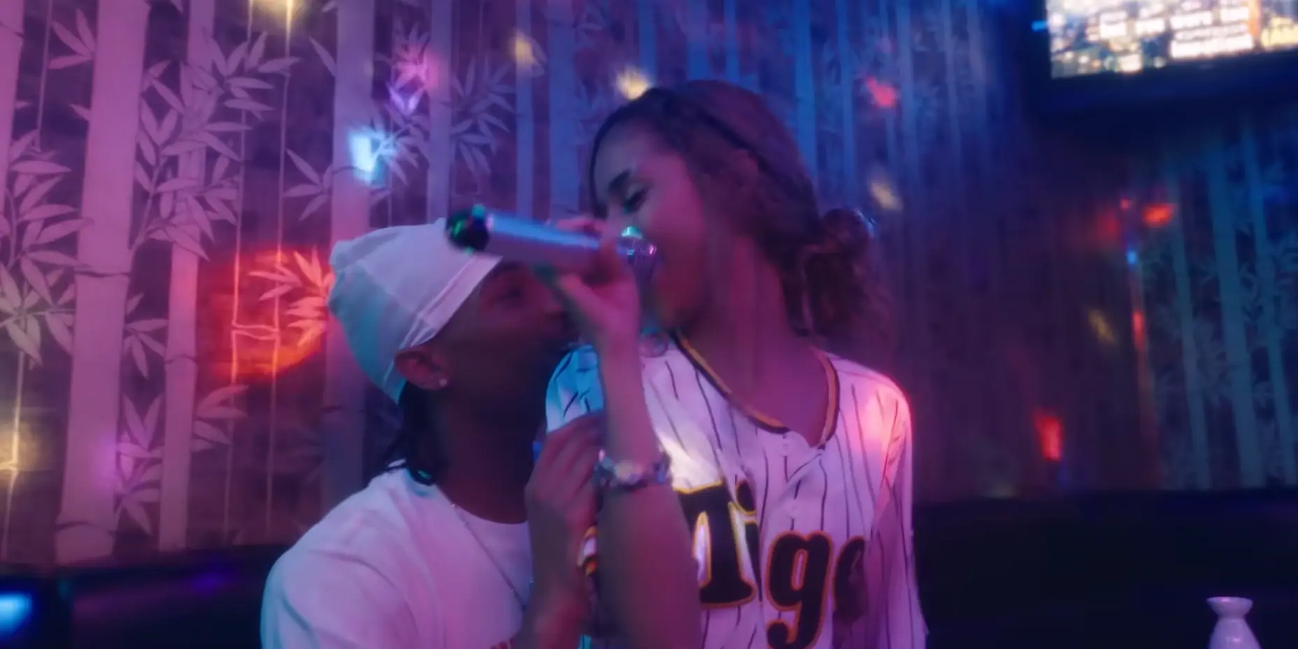Tyla is tot over haar oren verliefd in nieuwe video Breathe Me