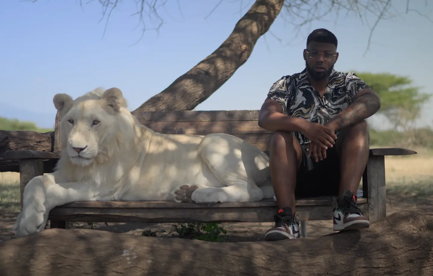D-Double reist af naar Tanzania voor video 'Hello Joehoe'