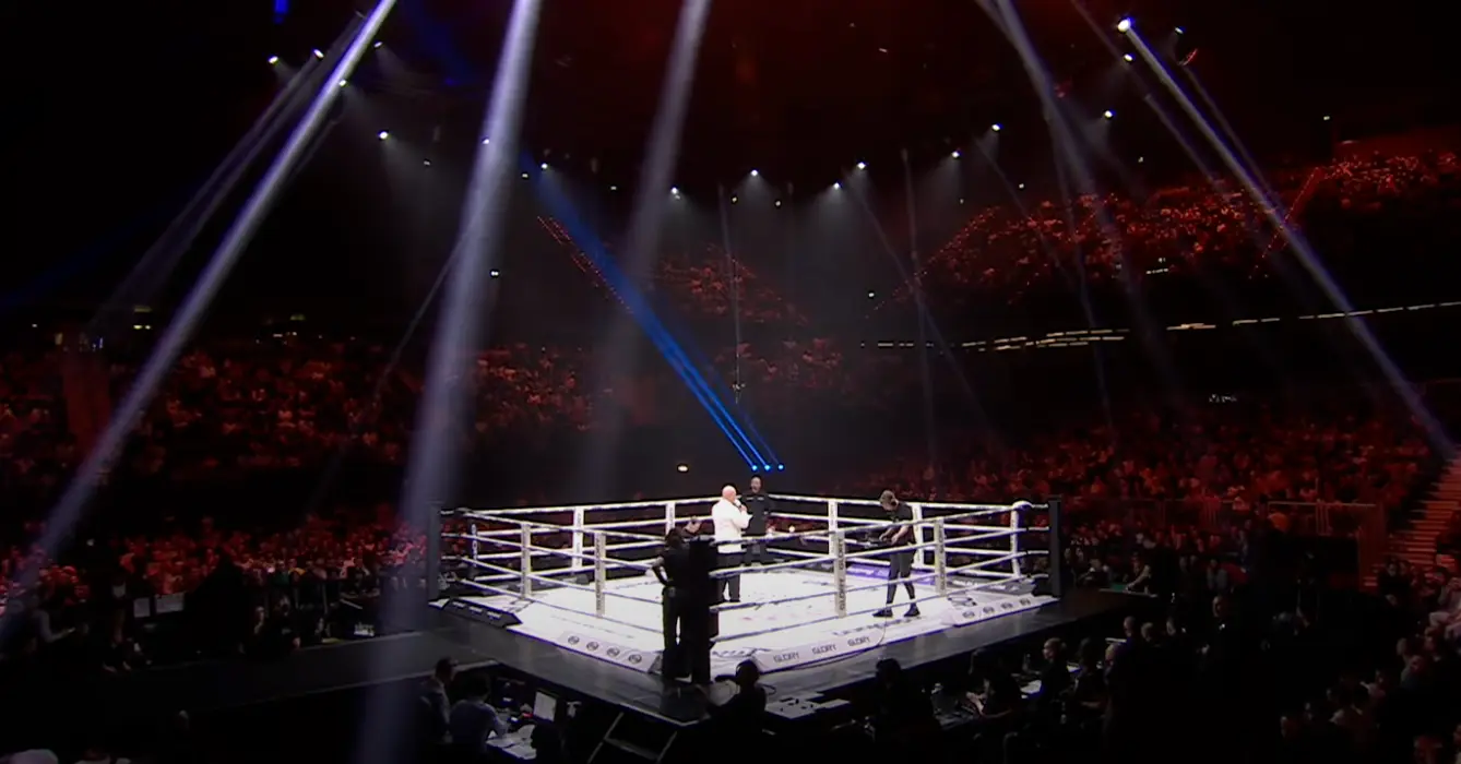 Glory kickbokser breekt arm van tegenstander in afscheidswedstrijd