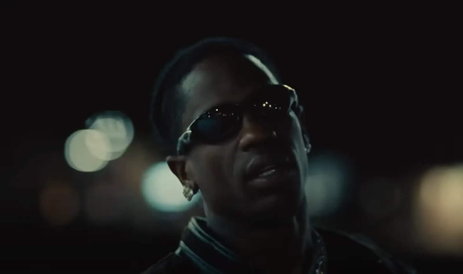 Travis Scott viert nummer 1 positie van Days Before Rodeo met video van Mo City Flexologist