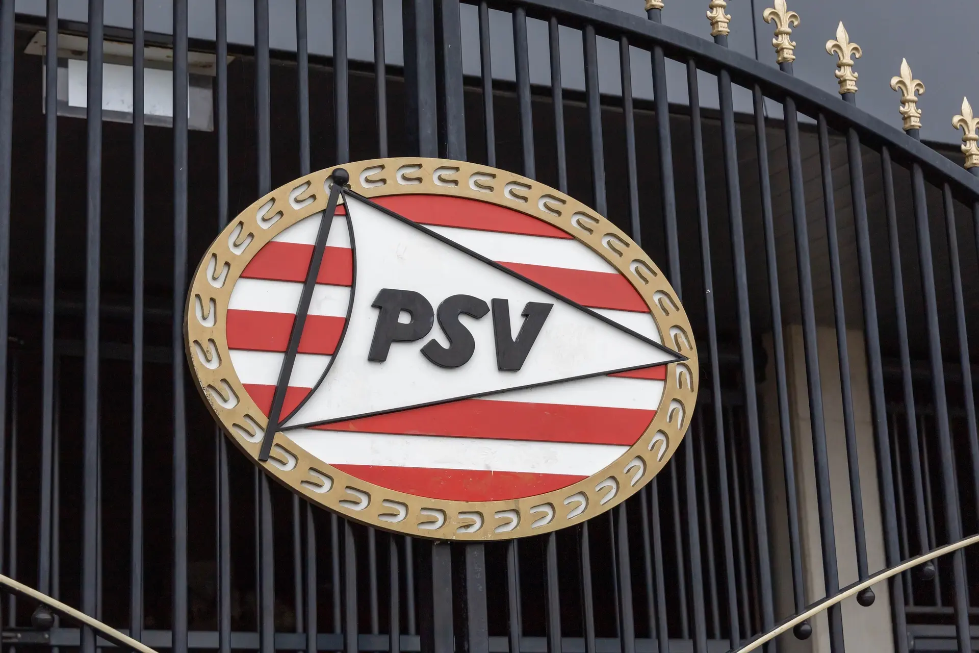 Oud PSV speler baart opzien door op trainingsveld te komen in Ajax-shirt van Quincy Promes
