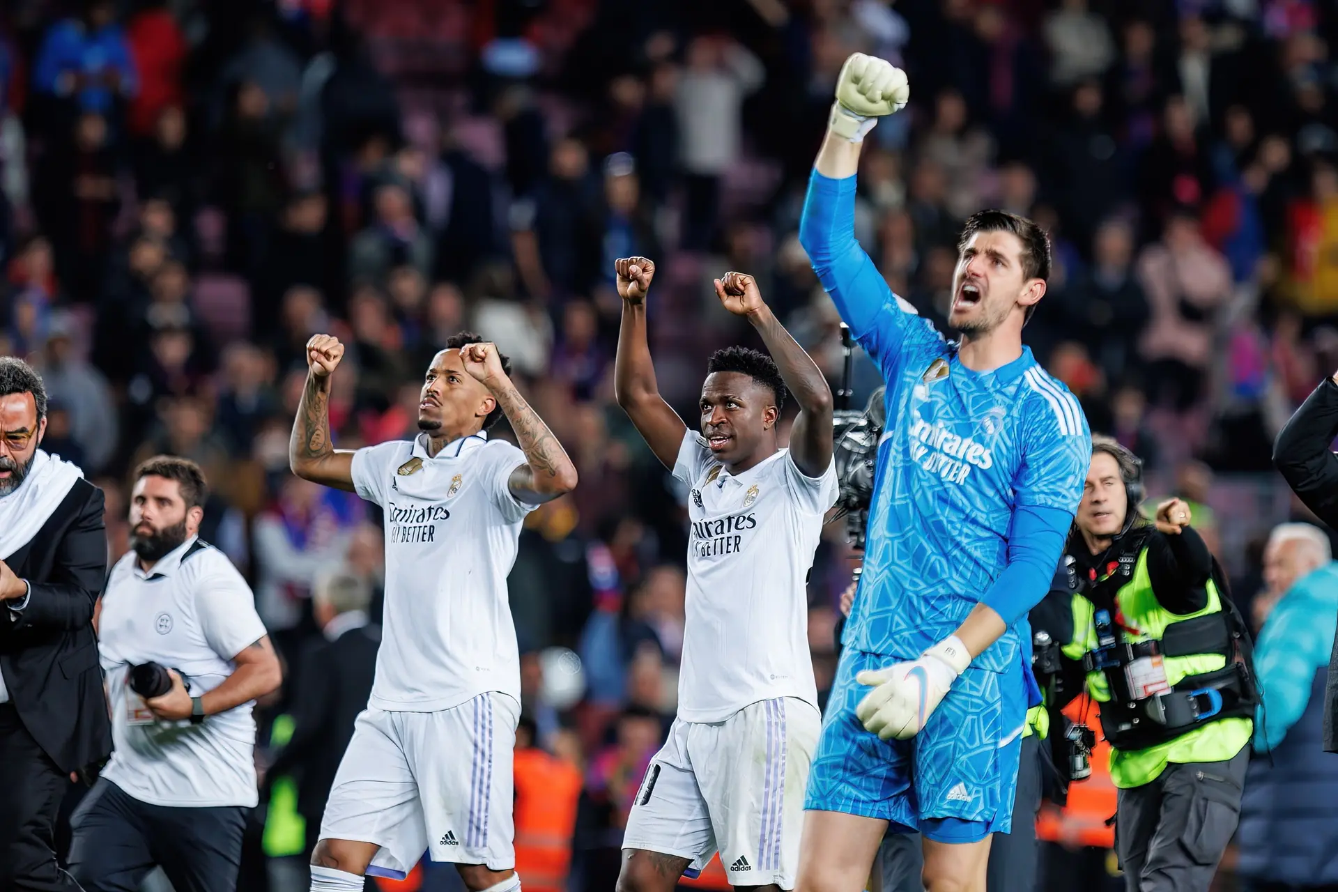 Real Madrid keeper Thibaut Courtois bekogeld met ontlasting en aanstekers tijdens verhitte wedstrijd tegen Atletico Madrid
