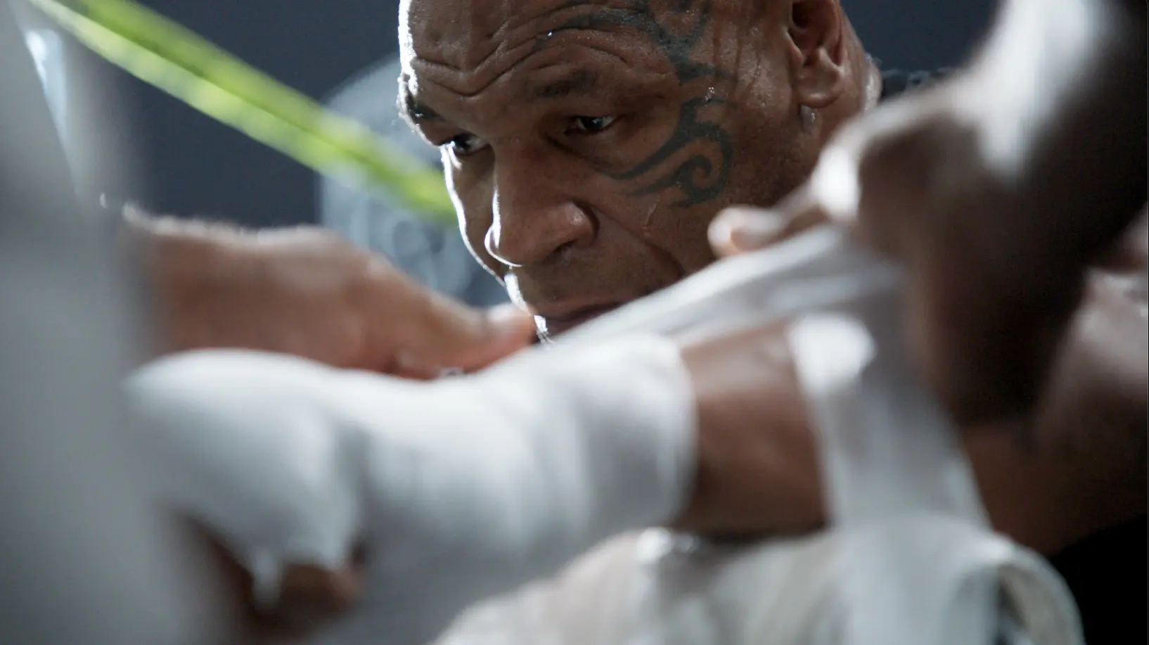 Netflix kondigt driedelige docu aan rondom het gevecht tussen Jake Paul en Mike Tyson en deelt eerste beelden