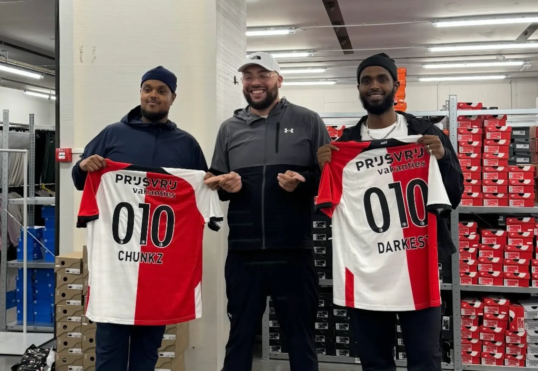 Qucee verrast Britse YouTube sterren Chunkz en Darkest Man met een Feyenoordshirt