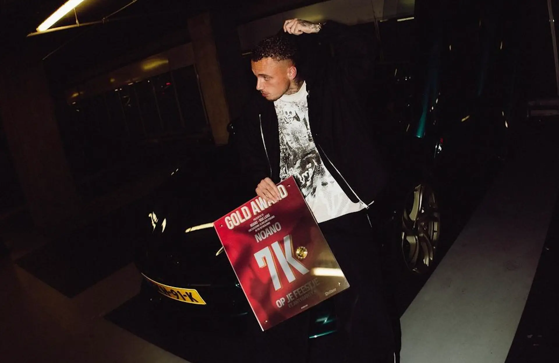 Noa Lang scoort niet alleen op het voetbalveld en behaalt als eerste voetballer gouden plaat met nummer '7k Op Je Feestje'